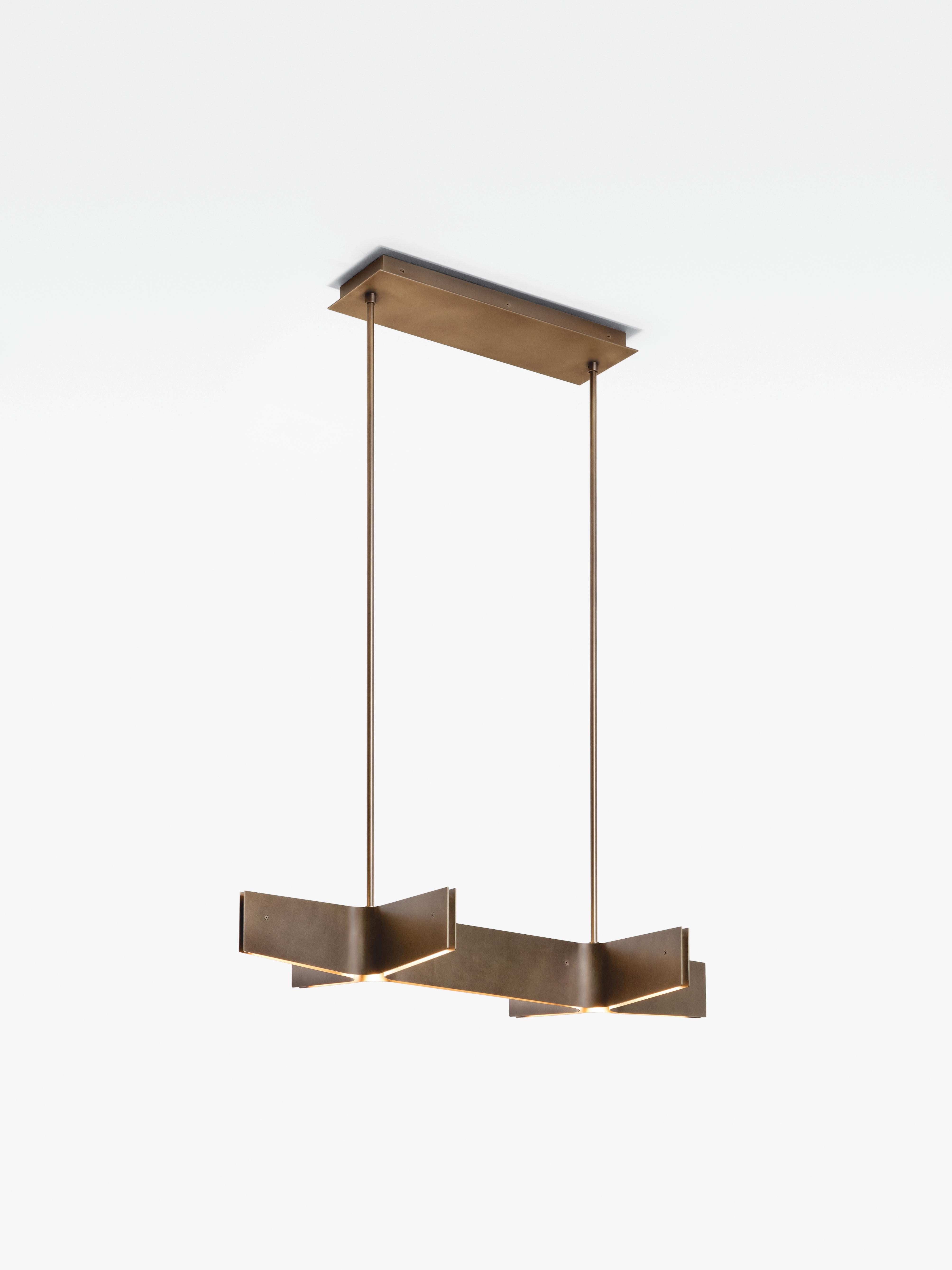 HOLLY HUNT Spanning hanging light with light bronze patina finish. A sleek minimal hanging light, ideal over a kitchen island, dining table or living space. Features task and ambient lighting for your interior.


Additional Information:
Structure: