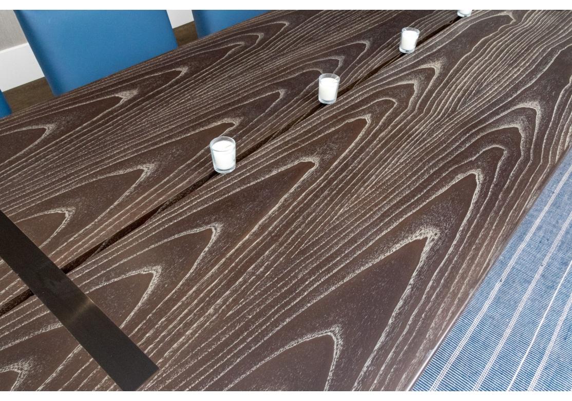 HOLLY HUNT Table de salle à manger divisée présentant une interprétation contemporaine du style Arts and Crafts, élevant un important plateau en bois brun chocolat aux bords biseautés, fendu en son centre et relié par une menuiserie en brun foncé,