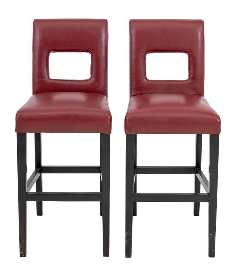 Moderne Paire de tabourets de bar en vinyle rouge de style Holly Hunt en vente