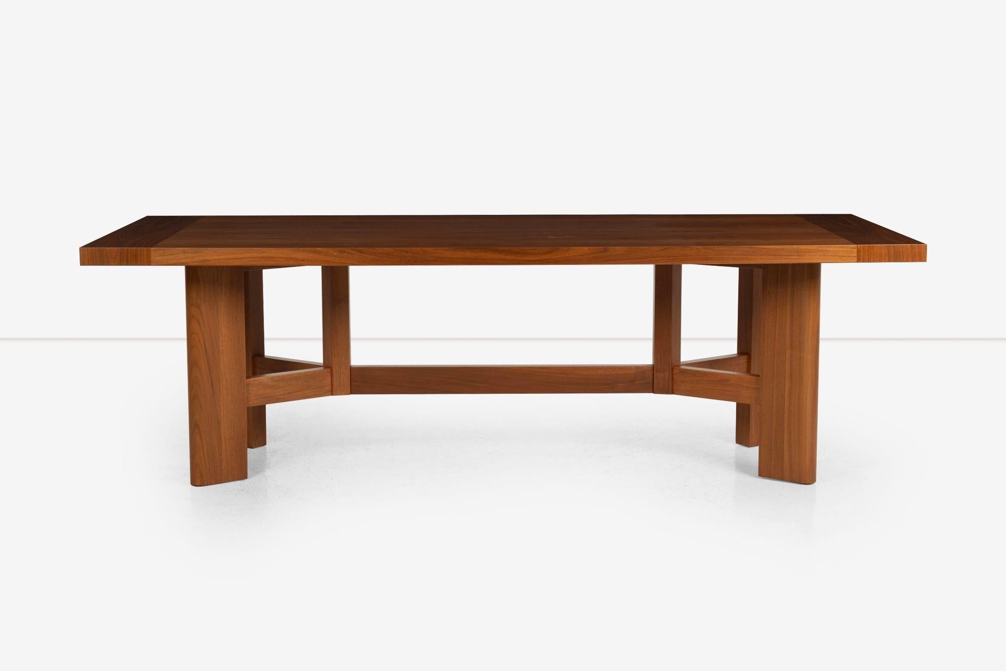 HOLLY HUNT Table de salle à manger en noyer, c. 2010
Grain de noyer figuré raffiné est-ouest avec des détails de bordures nord-sud contrastés.
Caractéristiques :
Noyer massif avec pieds en forme de pont pour l'intégrité structurelle
Niveleurs