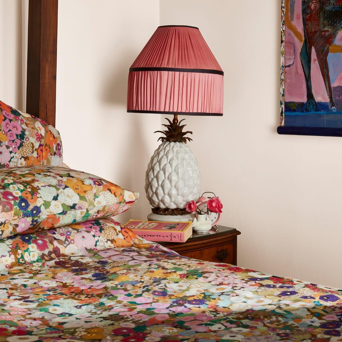 HOLLYHOCKS erinnert an die üppigen Farben und die leuchtende Fröhlichkeit in Gustav Klimts Gemälden von Blumengärten und wurde von der amerikanischen Künstlerin Kerry Simmons speziell für House of Hackney entworfen, basierend auf ihrem eigenen