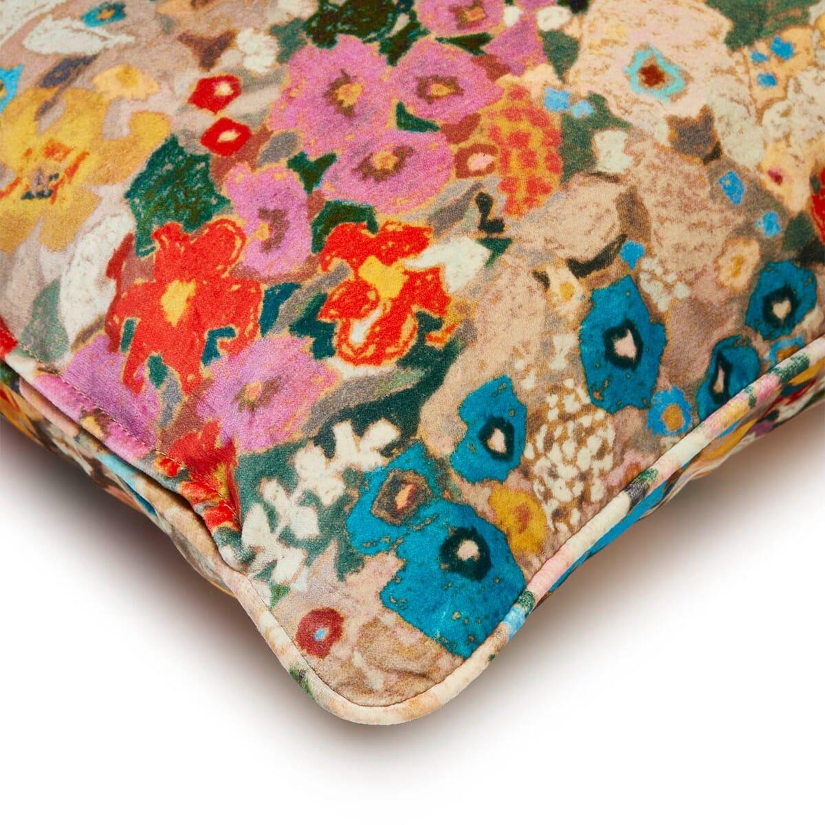 Rappelant les couleurs luxuriantes et la gaieté lumineuse des jardins fleuris peints par Gustav Klimt, HOLLYHOCKS a été créé spécialement pour House of Hackney par l'artiste américaine Kerry Simmons, d'après sa propre œuvre du même nom. Repeint dans