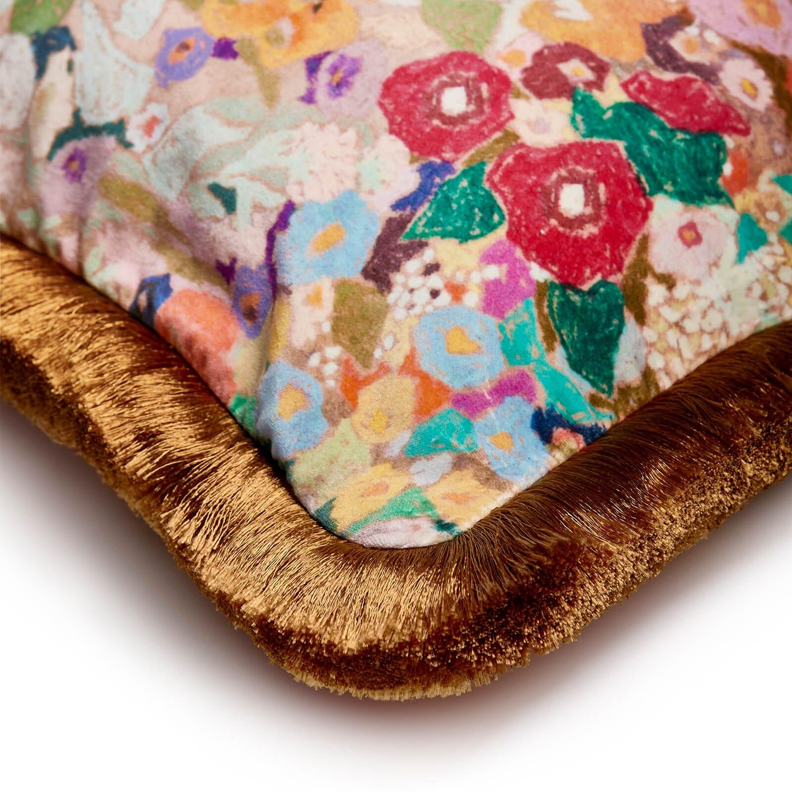 Der Druck HOLLYHOCKS, der an die üppigen Farben und die leuchtende Fröhlichkeit von Gustav Klimts Gemälden mit Blumengärten erinnert, wurde von der amerikanischen Künstlerin Kerry Simmons speziell für House of Hackney entworfen und basiert auf ihrem