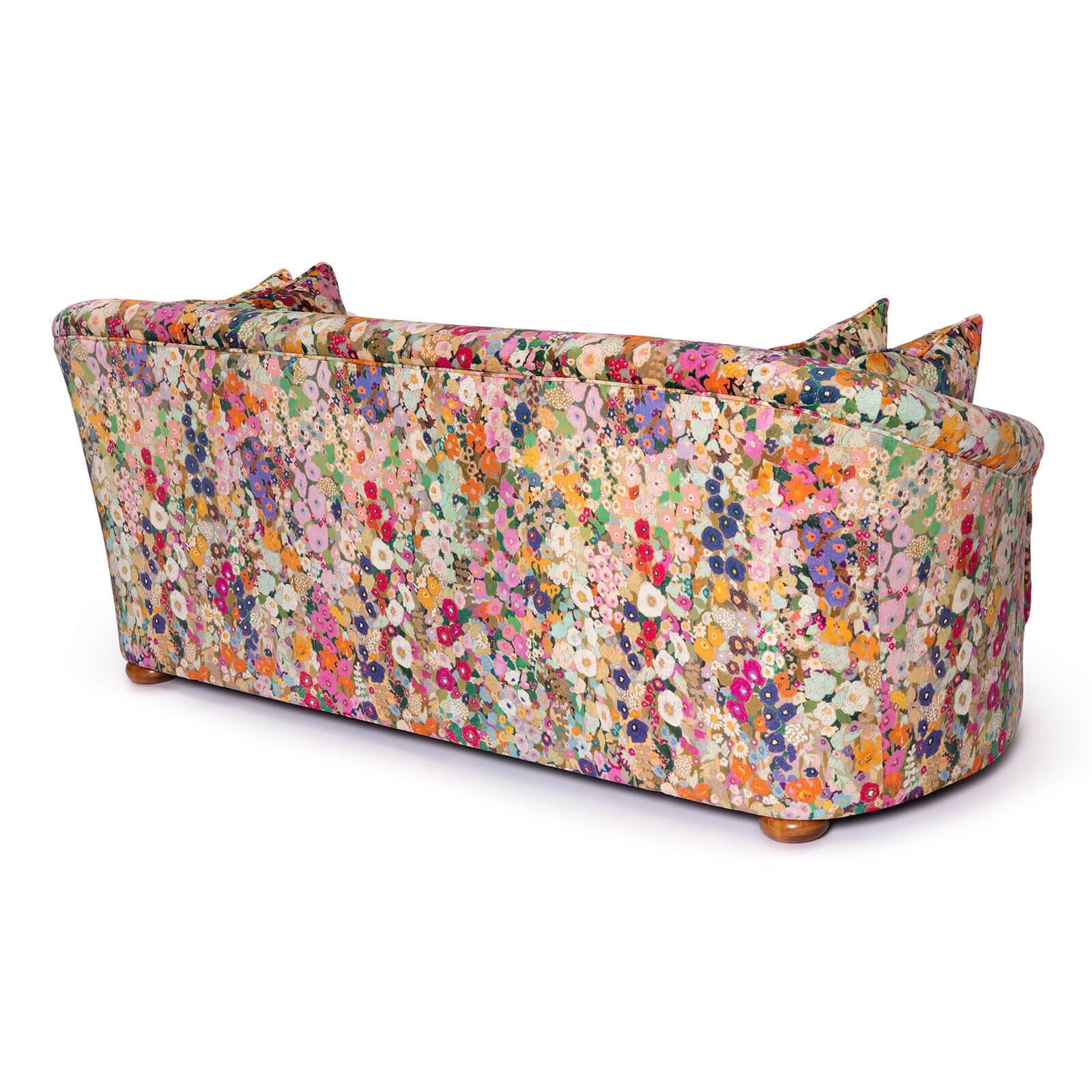Reposez-vous dans une prairie de fleurs sauvages avec le canapé Vesper de HOLLYHOCKS en somptueux velours de coton fabriqué en Grande-Bretagne.

Nommé d'après l'étoile latine du soir, le Loveseat Vesper est la pièce parfaite pour se lover dans le