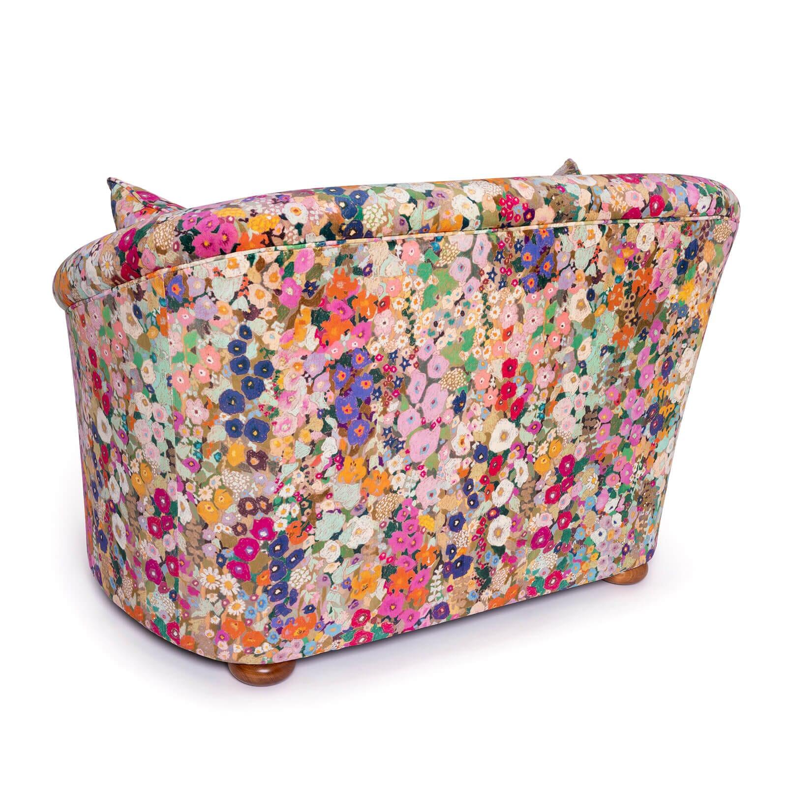 Reposez-vous au milieu d'une prairie de fleurs sauvages avec le fauteuil HOLLYHOCKS Vesper Loveseat en somptueux velours de coton fabriqué en Grande-Bretagne.

Nommé d'après l'étoile latine du soir, le Loveseat Vesper est la pièce parfaite pour se