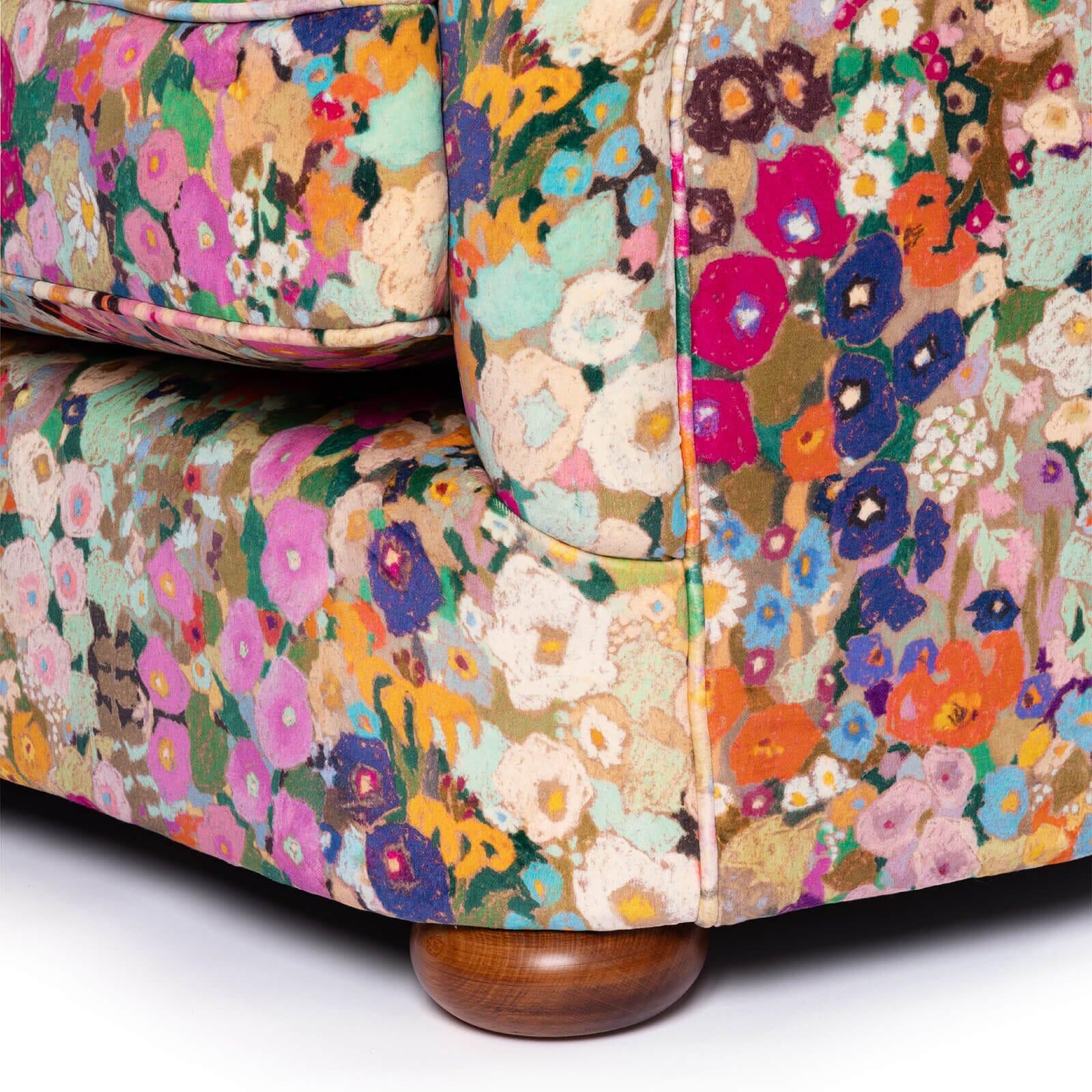 Britannique HOLLYHOCKS Causeuse Vesper en velours - Printemps en vente