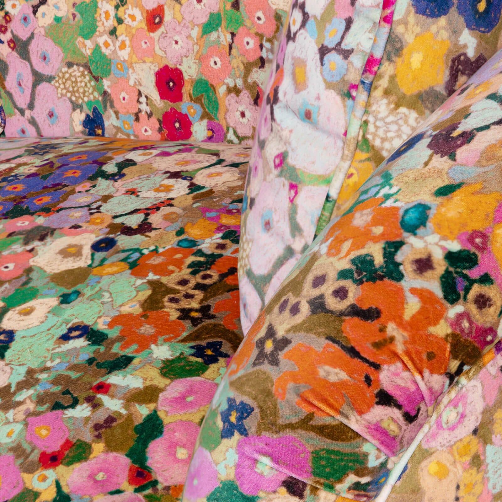 HOLLYHOCKS Causeuse Vesper en velours - Printemps Neuf - En vente à New York, NY