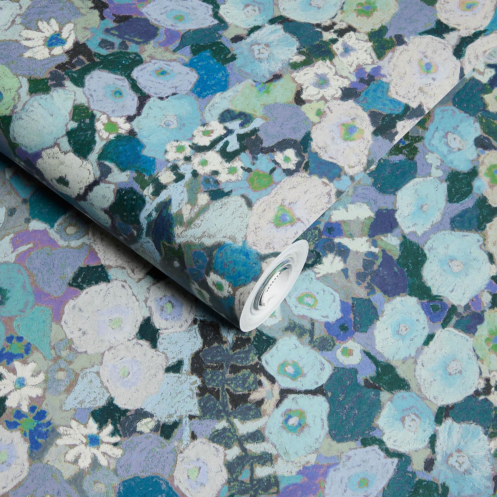 Notre fleur bien-aimée HOLLYHOCKS a été réimaginée dans une palette bleue vibrante. Rappelant les couleurs luxuriantes et la gaieté lumineuse des jardins fleuris peints par Gustav Klimt, HOLLYHOCKS a été créé spécialement pour House of Hackney par