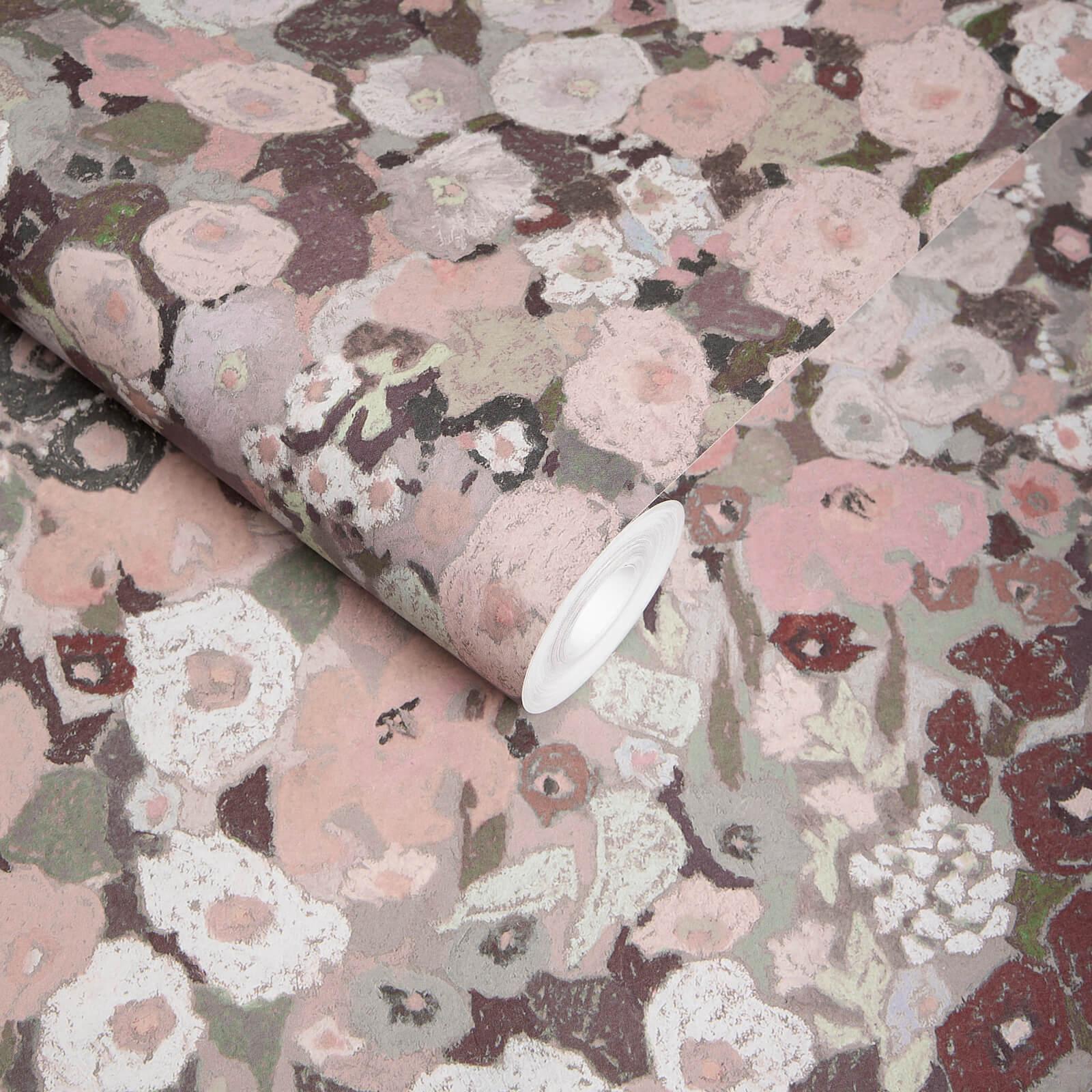 Notre fleur bien-aimée HOLLYHOCKS a été réimaginée dans une palette rose terreuse et chaleureuse. Rappelant les couleurs luxuriantes et la gaieté lumineuse des jardins fleuris peints par Gustav Klimt, HOLLYHOCKS a été créé spécialement pour House of