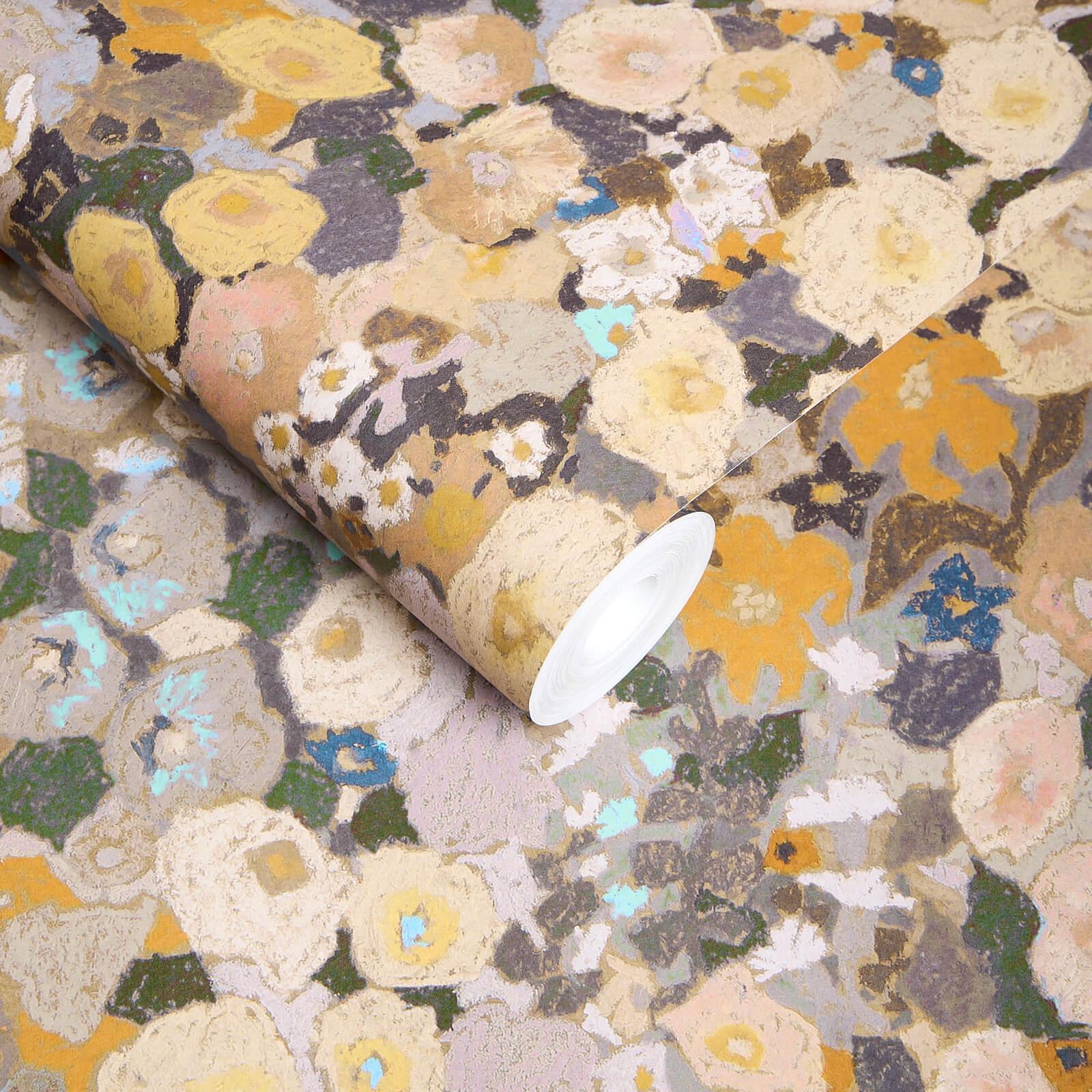 Notre fleur bien-aimée HOLLYHOCKS a été réimaginée dans les tons ensoleillés de 'Flax'. Rappelant les couleurs luxuriantes et la gaieté lumineuse des jardins fleuris peints par Gustav Klimt, HOLLYHOCKS a été créé spécialement pour House of Hackney