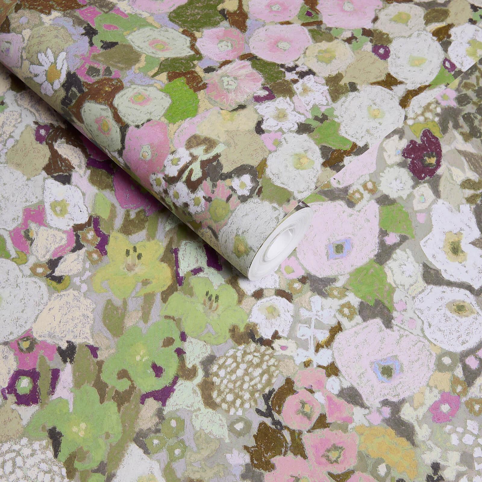 Nuestro querido HOLLYHOCKS floral se ha reimaginado en tonos frescos de verde, morado y crema en 'Meadow'. El artista estadounidense Kerry Simmons creó HOLLYHOCKS especialmente para House of Hackney, evocando el exuberante colorido y la luminosa
