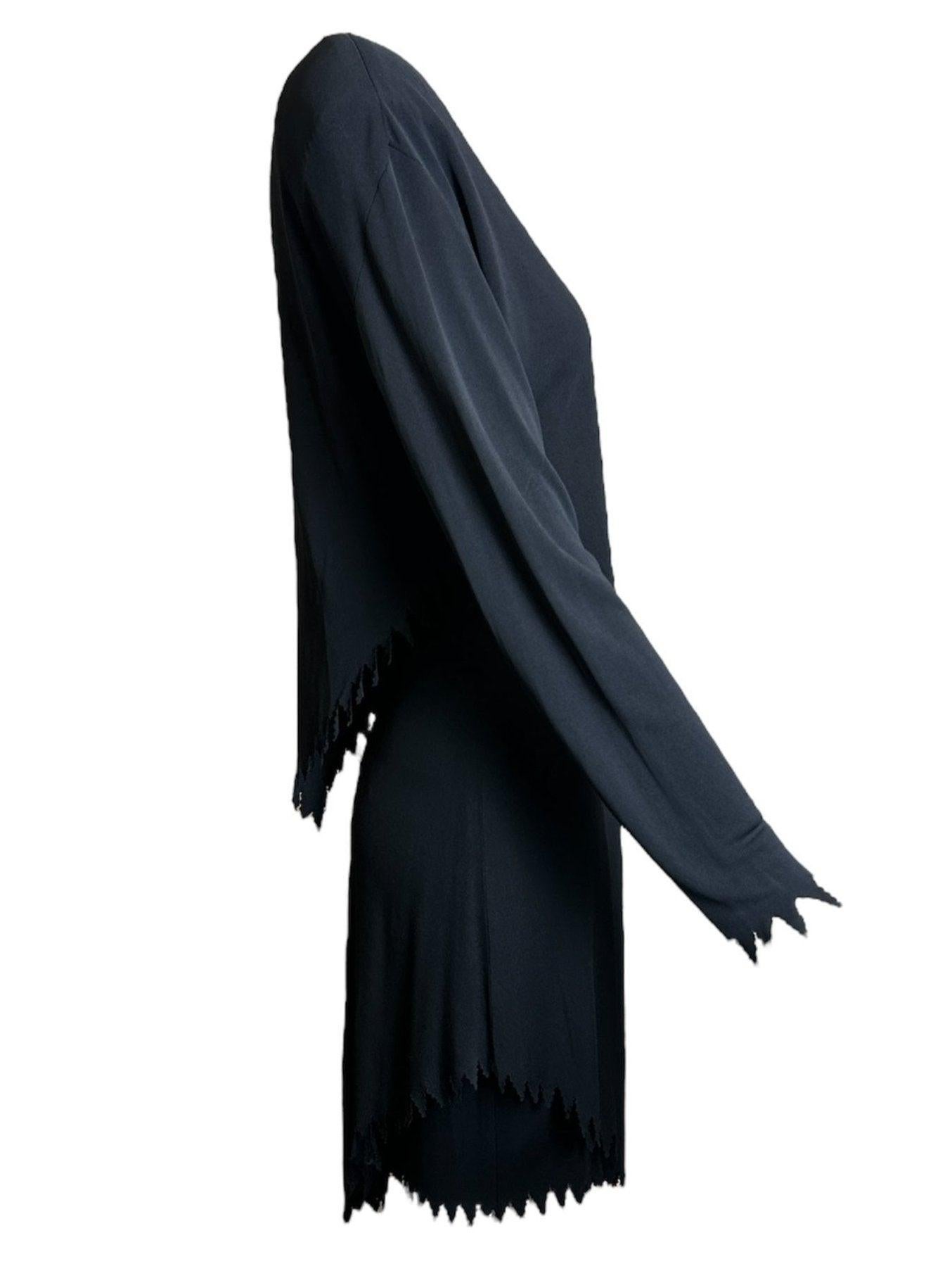 Lydia Deetz eat your heart out! We love this 70s Holly's Harp that alludes to the more dark sensibilities of fashion. The zig-zag hem on this piece is somewhere between a tattered look and a spikey fringe... A very flexible matte rayon jersey