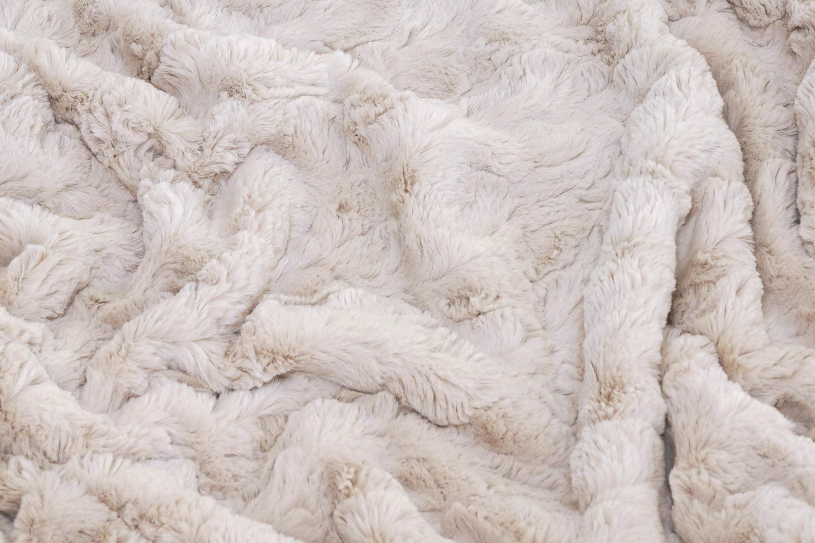 Altezza del cumulo ◼◼◻◻

Hollywood Affair è una coperta sontuosa e strutturata che ti avvolge nel glamour e nella raffinatezza di Tinseltown. Un punto fermo neutro e un pezzo forte per tutto l'anno in qualsiasi stanza.  È anche il compagno perfetto