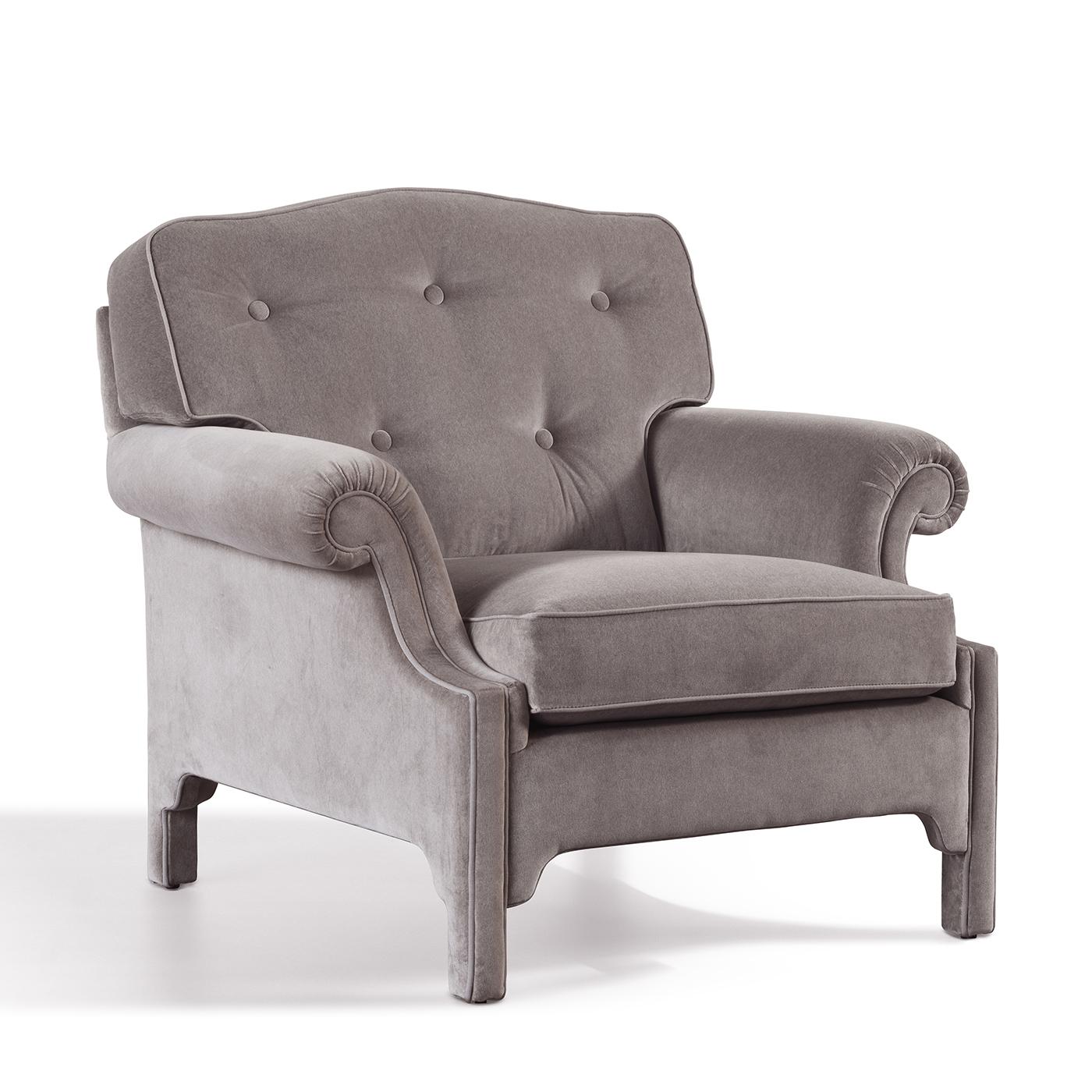 Old-fashioned glamour and exquisite craftsmanship create a stunning piece of functional decor that is both elegantly decorative and comfortably functional. The structure in solid wood features a generous seat, reclined back, and curved, welcoming