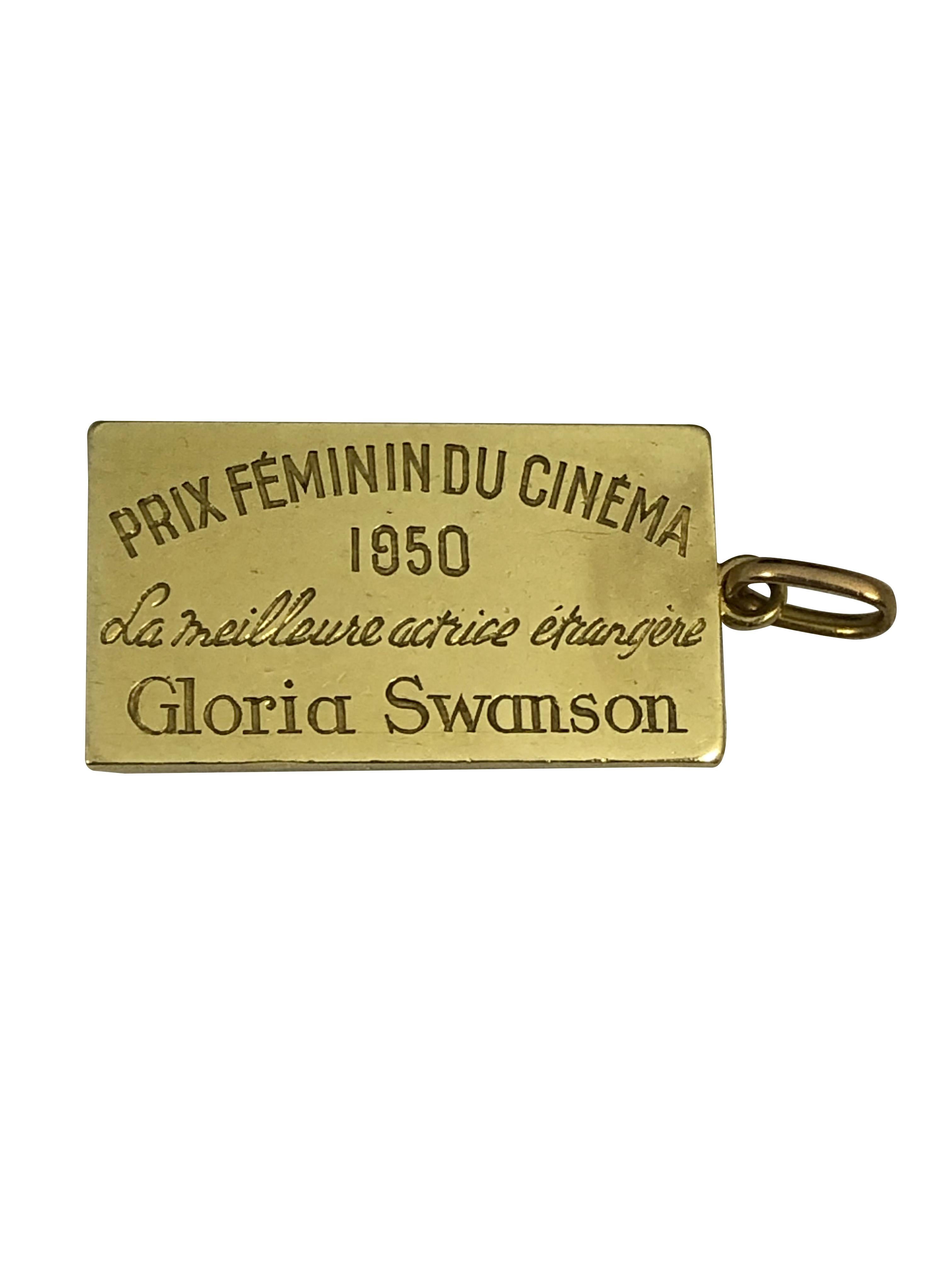 Ciondolo con premio di presentazione del cinema francese in oro dell'icona di Hollywood Gloria Swanson In condizioni ottime in vendita a Chicago, IL