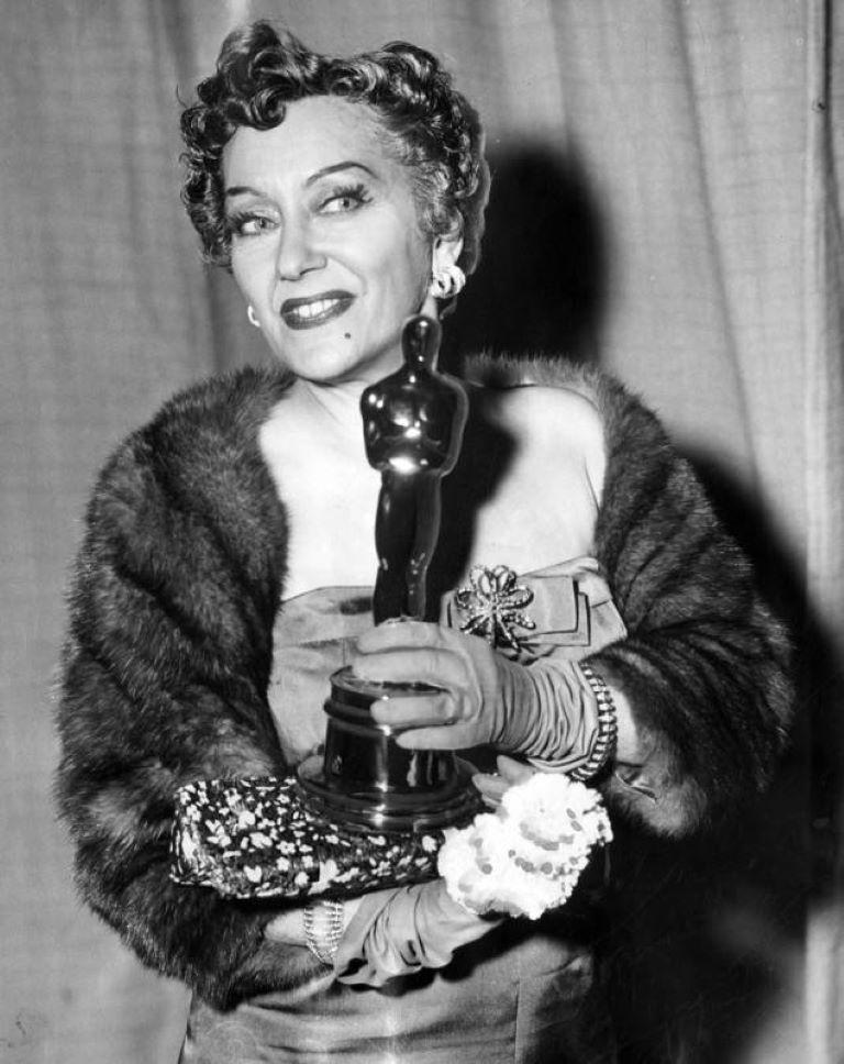 Ciondolo con premio di presentazione del cinema francese in oro dell'icona di Hollywood Gloria Swanson in vendita 5