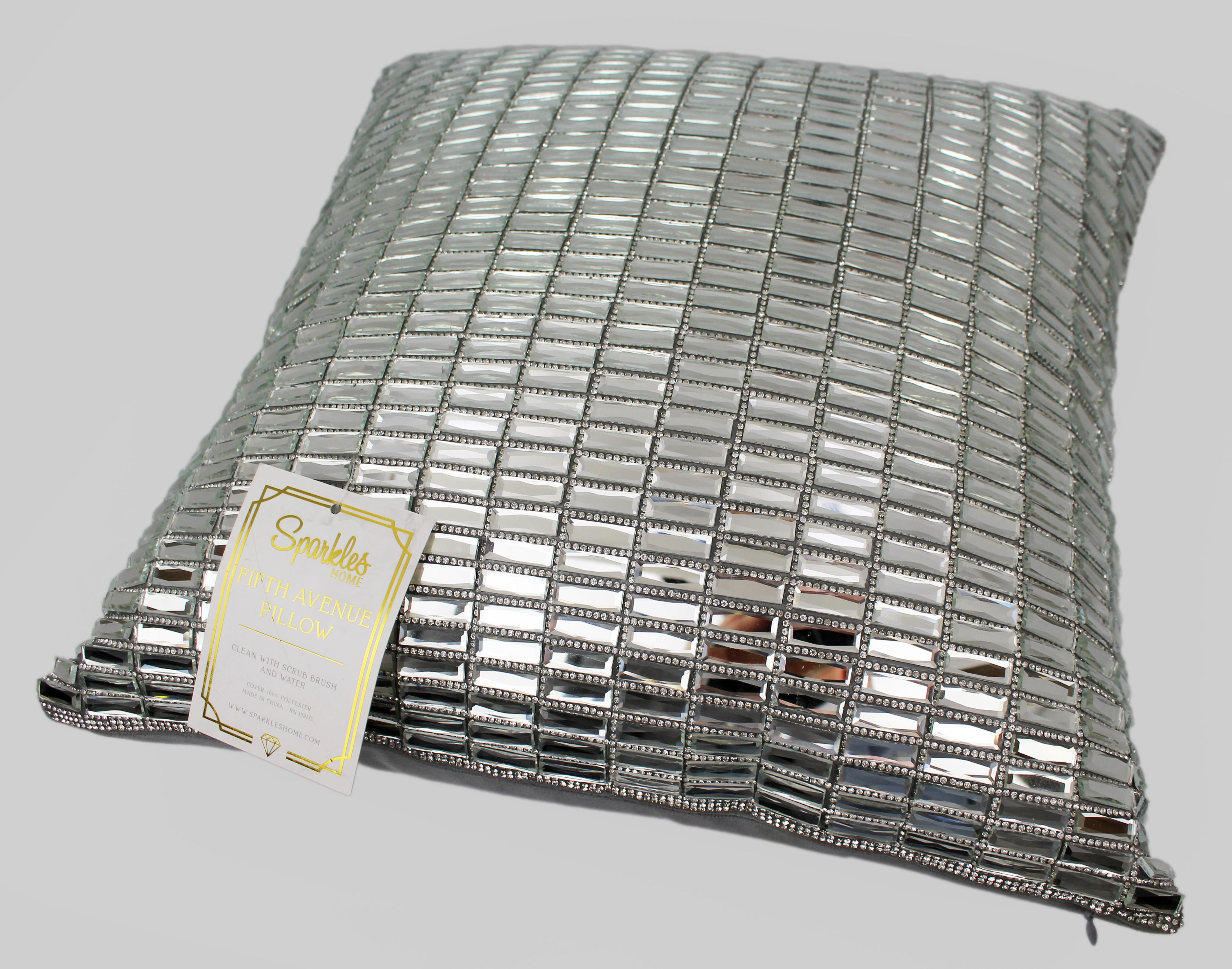 Hollywood-inspiriertes Spiegelglas-Kissen (38 x 38 cm)

Dieses auffällige Zierkissen mit echtem Spiegelglas auf der Vorderseite und einer luxuriösen Rückseite aus silbernem Samt ist die perfekte Ergänzung für jede glamouröse Einrichtung. Das