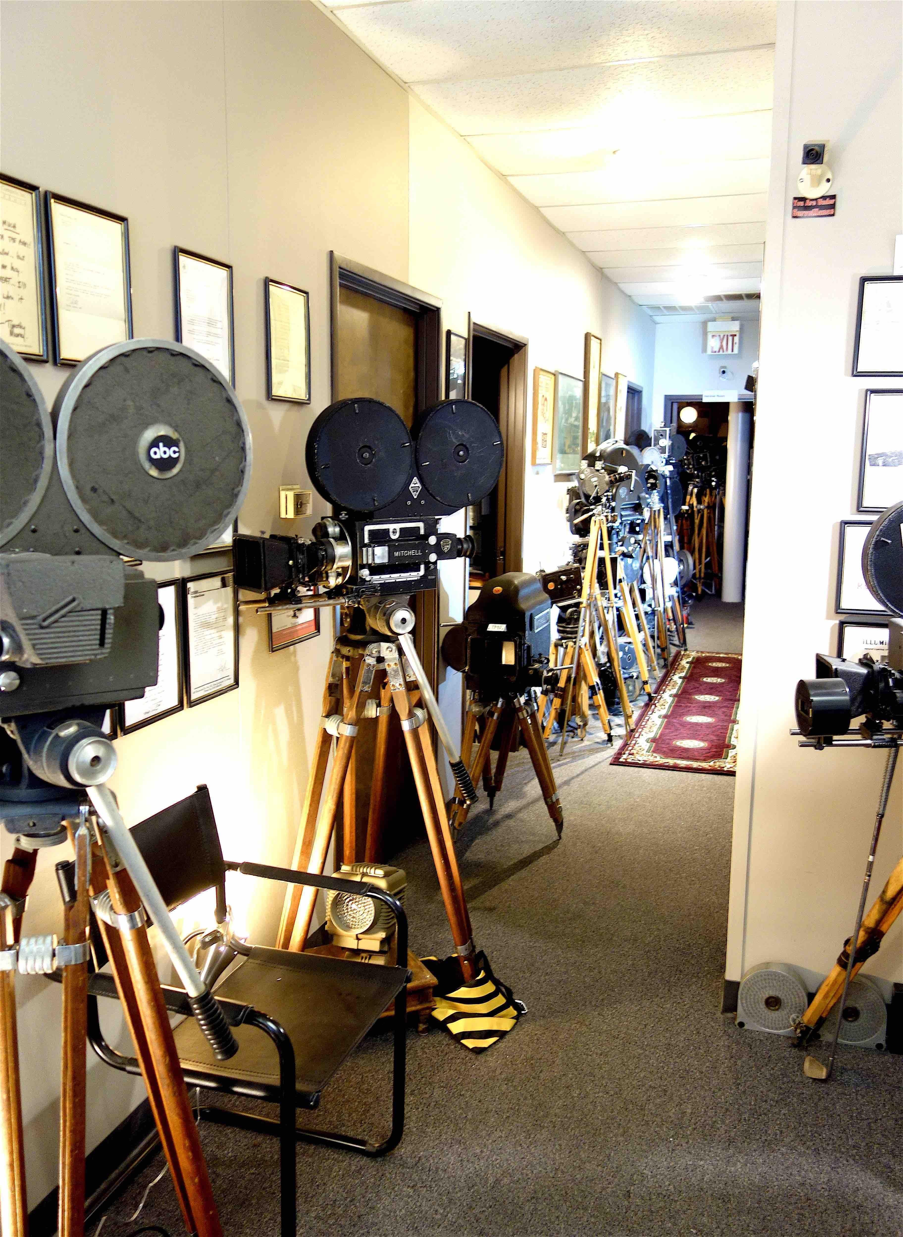 20th Century Hollywood Midcentury Vintage Movie Camera with Geared Head and Wood Tripod Legs For Sale