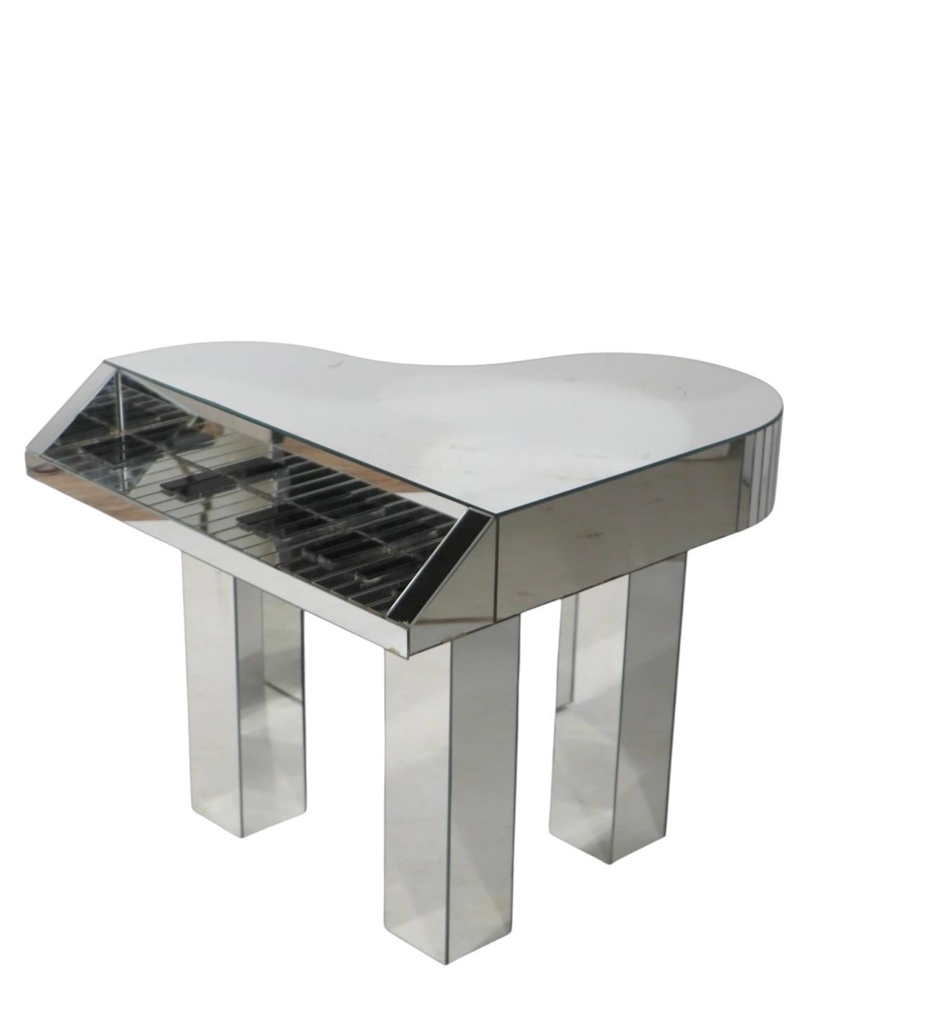 Hollywood Recency Liberace Stil verspiegelte Grand Piano Form Couchtisch c 1970's (20. Jahrhundert) im Angebot