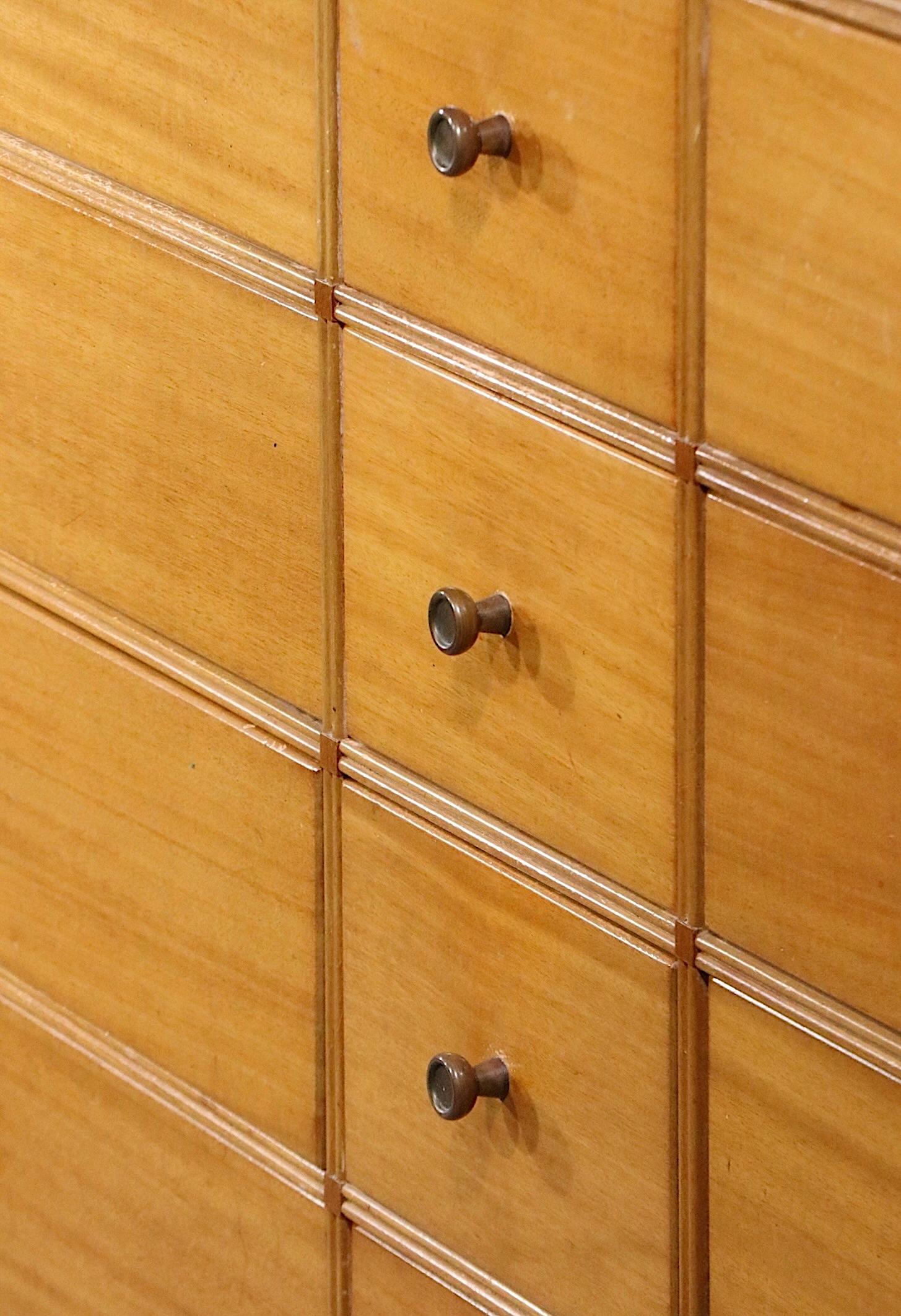 Hollywood Regency 12 Dresser by Tommi Parzinger for Charak circa 1940's TP - 104 en Bueno estado para la venta en New York, NY