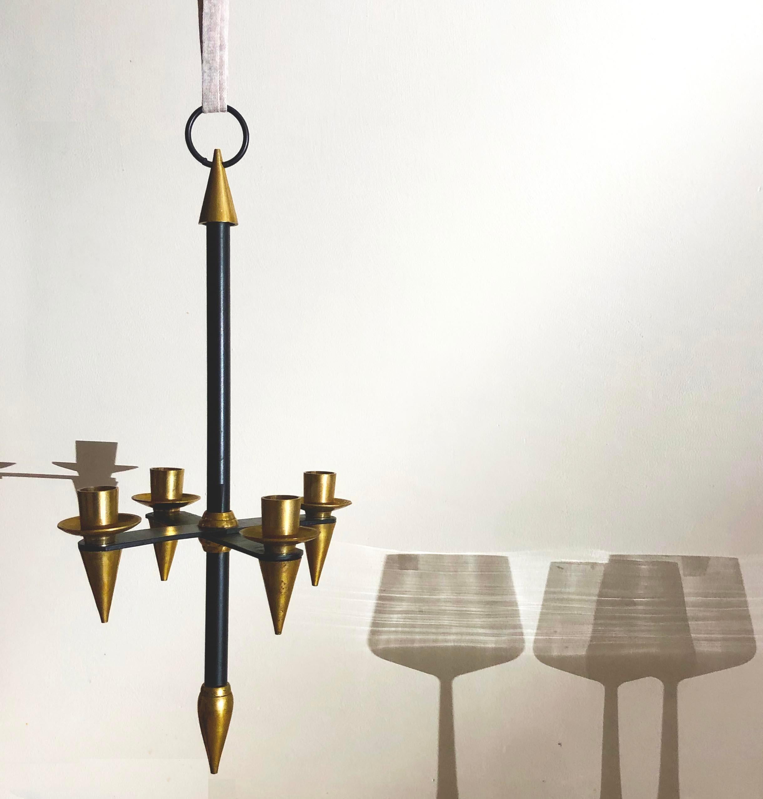 A stylish brass and enameled metal Italian hanging candlestick holder / candelabra, attributed to Italian designer Gio Ponti (1891-1979), circa.1955. 

It’s in great vintage condition with only superficial scratches. Can be hanged from the ceiling