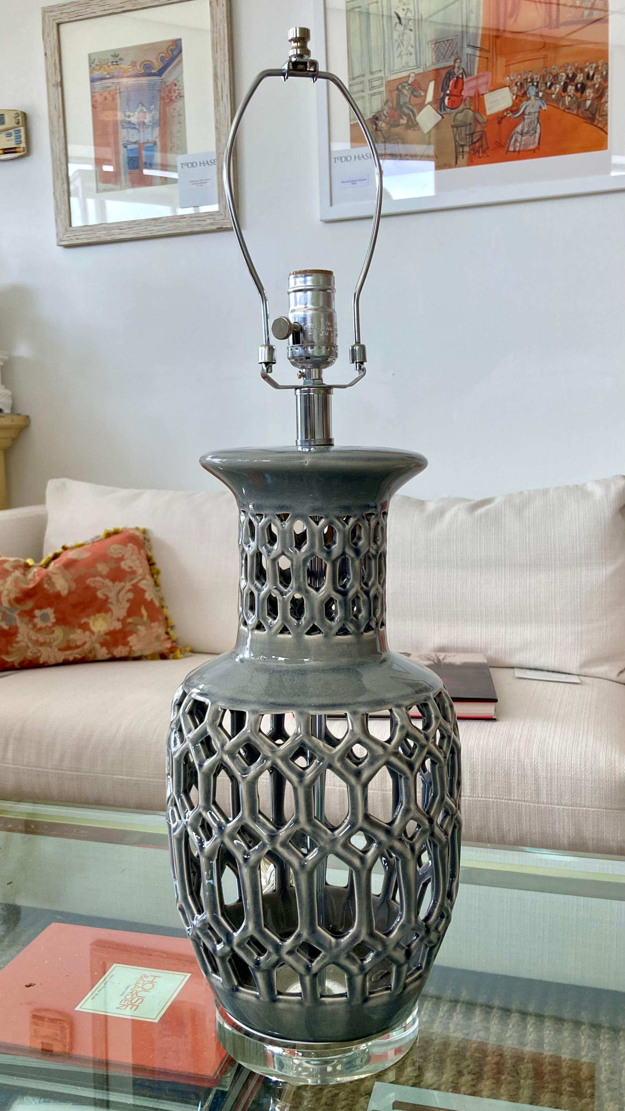 American Hollywood Regency 1970s Gray Glazed Lattice Ceramic Table Lamp With Lucite Base For Sale