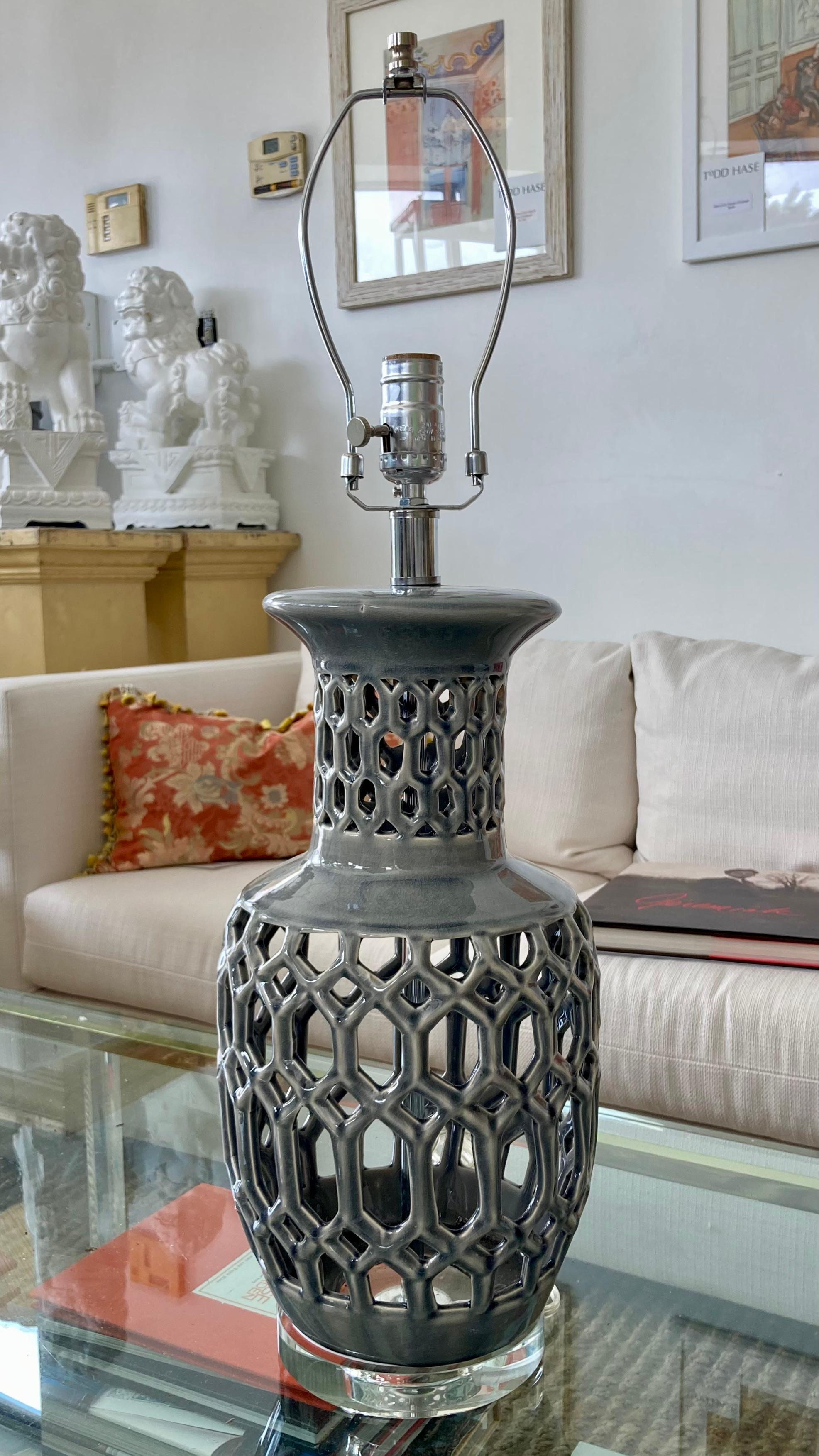 Hollywood Regency 1970s Gray Glazed Lattice Ceramic Table Lamp With Lucite Base In Good Condition For Sale In Los Angeles, CA