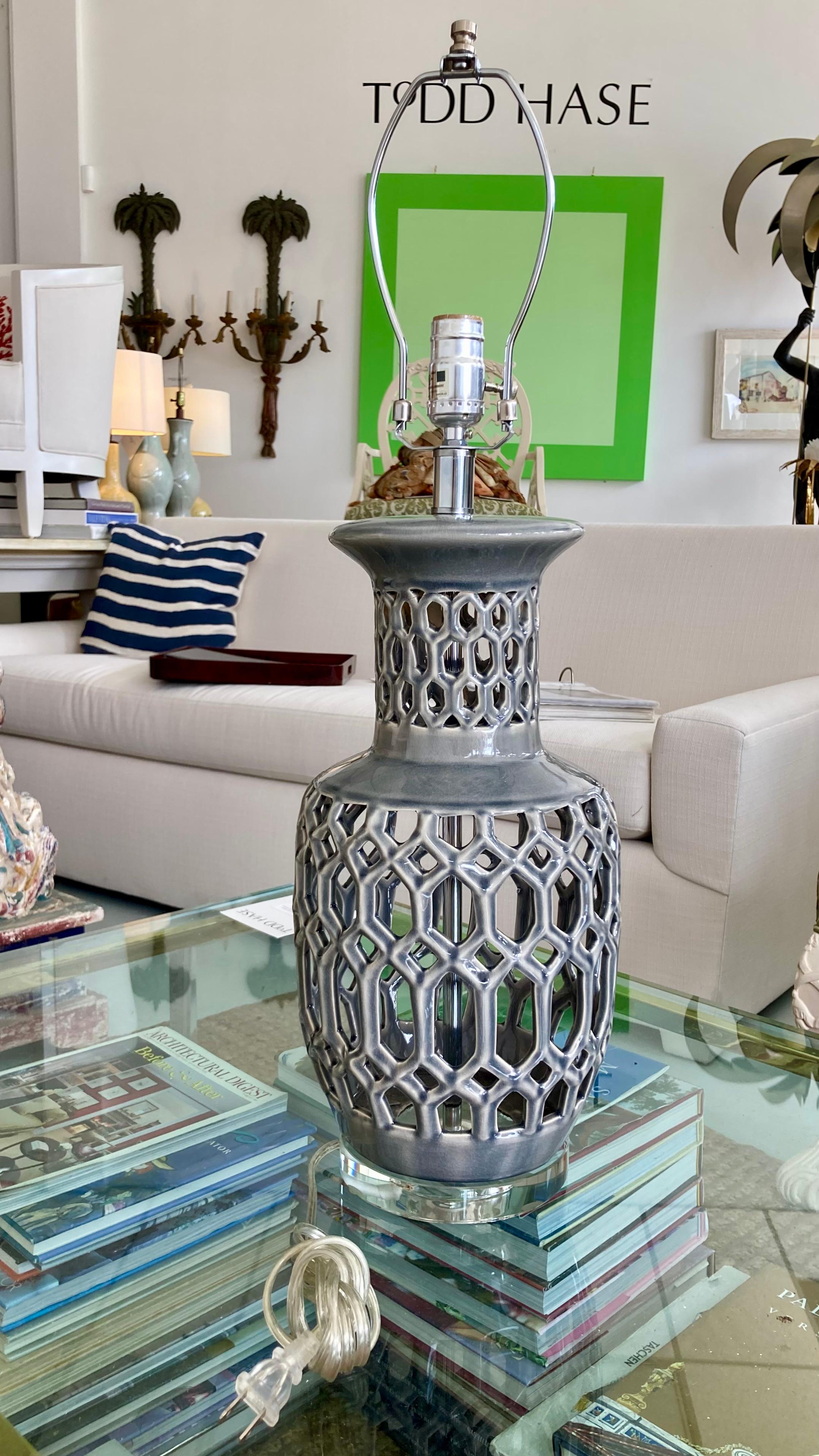 Late 20th Century Hollywood Regency 1970s Gray Glazed Lattice Ceramic Table Lamp With Lucite Base For Sale