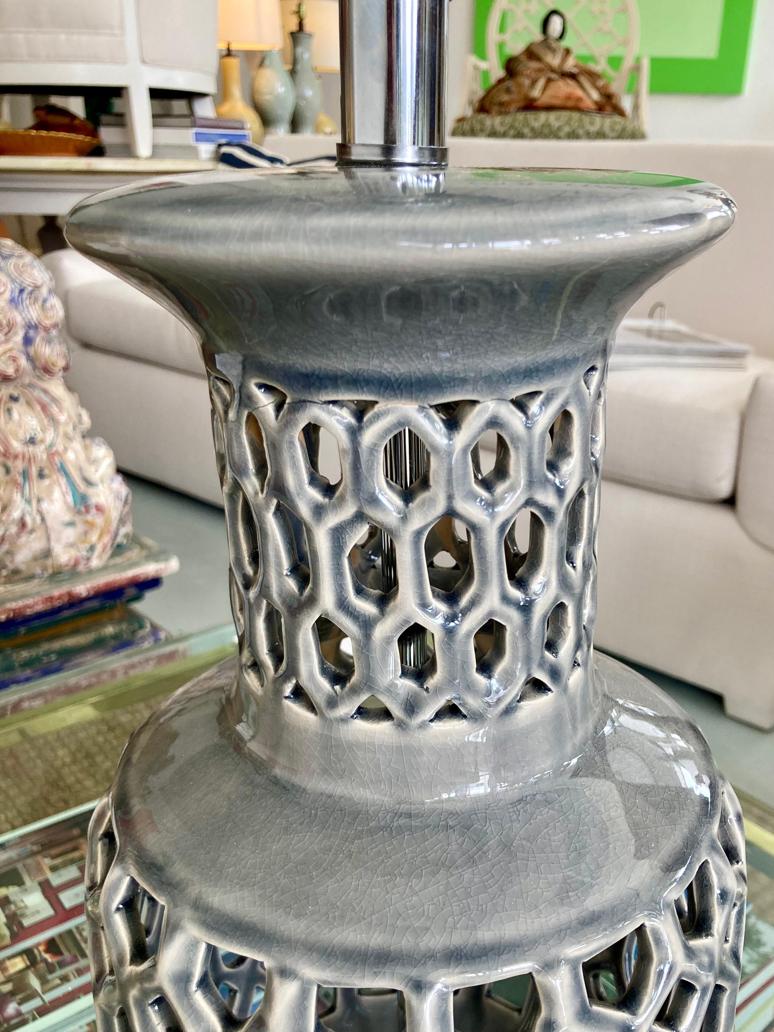 Hollywood Regency 1970s Gray Glazed Lattice Ceramic Table Lamp With Lucite Base For Sale 2