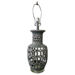 Lámpara de sobremesa de cerámica esmaltada gris de la década de 1970 Hollywood Regency con base de lucita