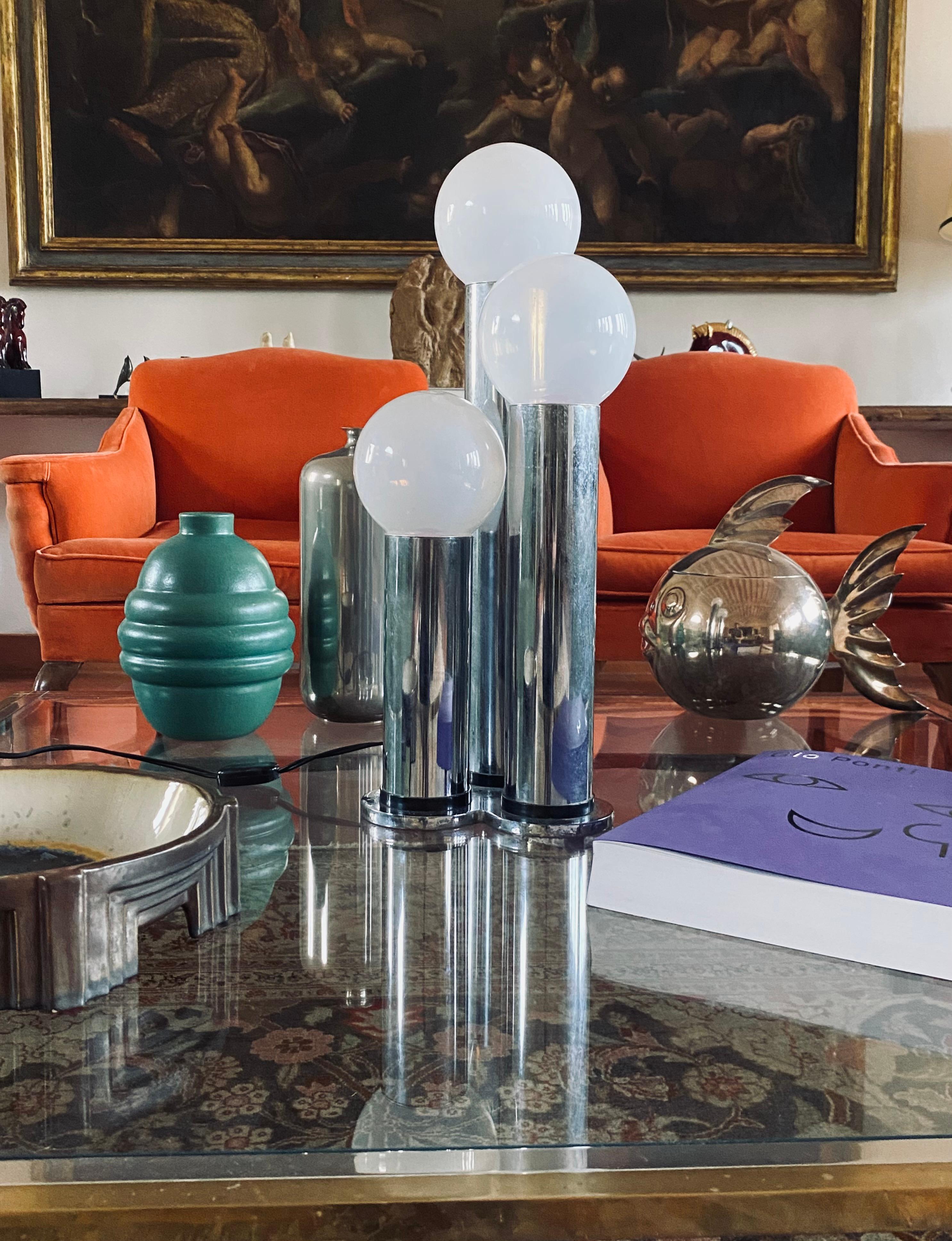 Italian Lampe de table à 3 lumières en métal et verre opalin, Lama, Italie, 1970 en vente