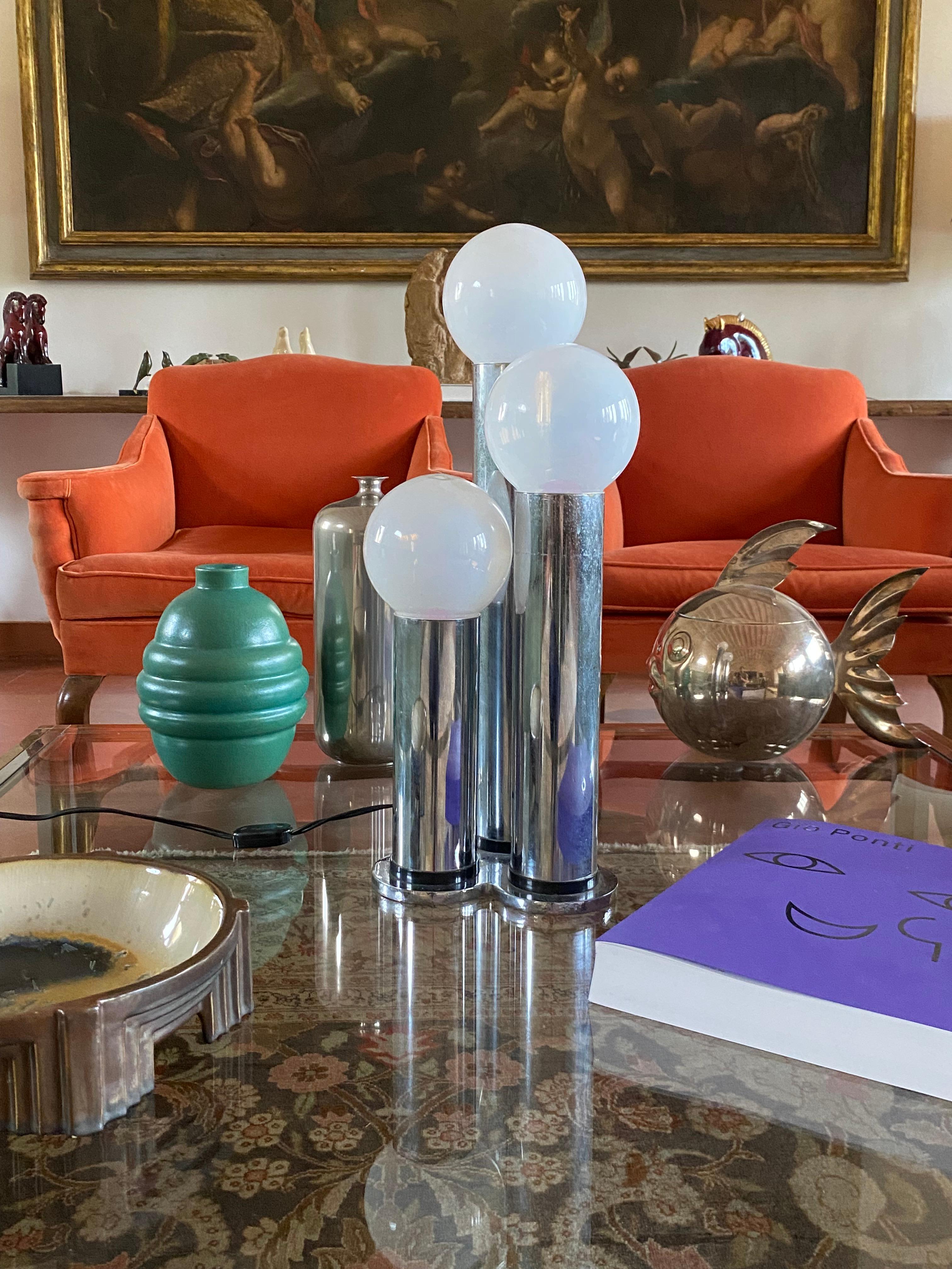 Lampe de table à 3 lumières en métal et verre opalin, Lama, Italie, 1970 Excellent état - En vente à Firenze, IT