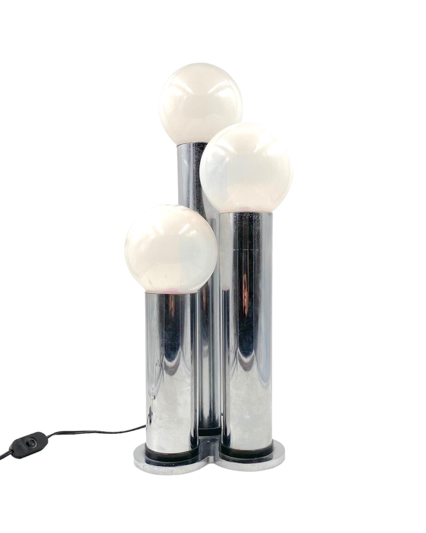 Late 20th Century Lampe de table à 3 lumières en métal et verre opalin, Lama, Italie, 1970 en vente