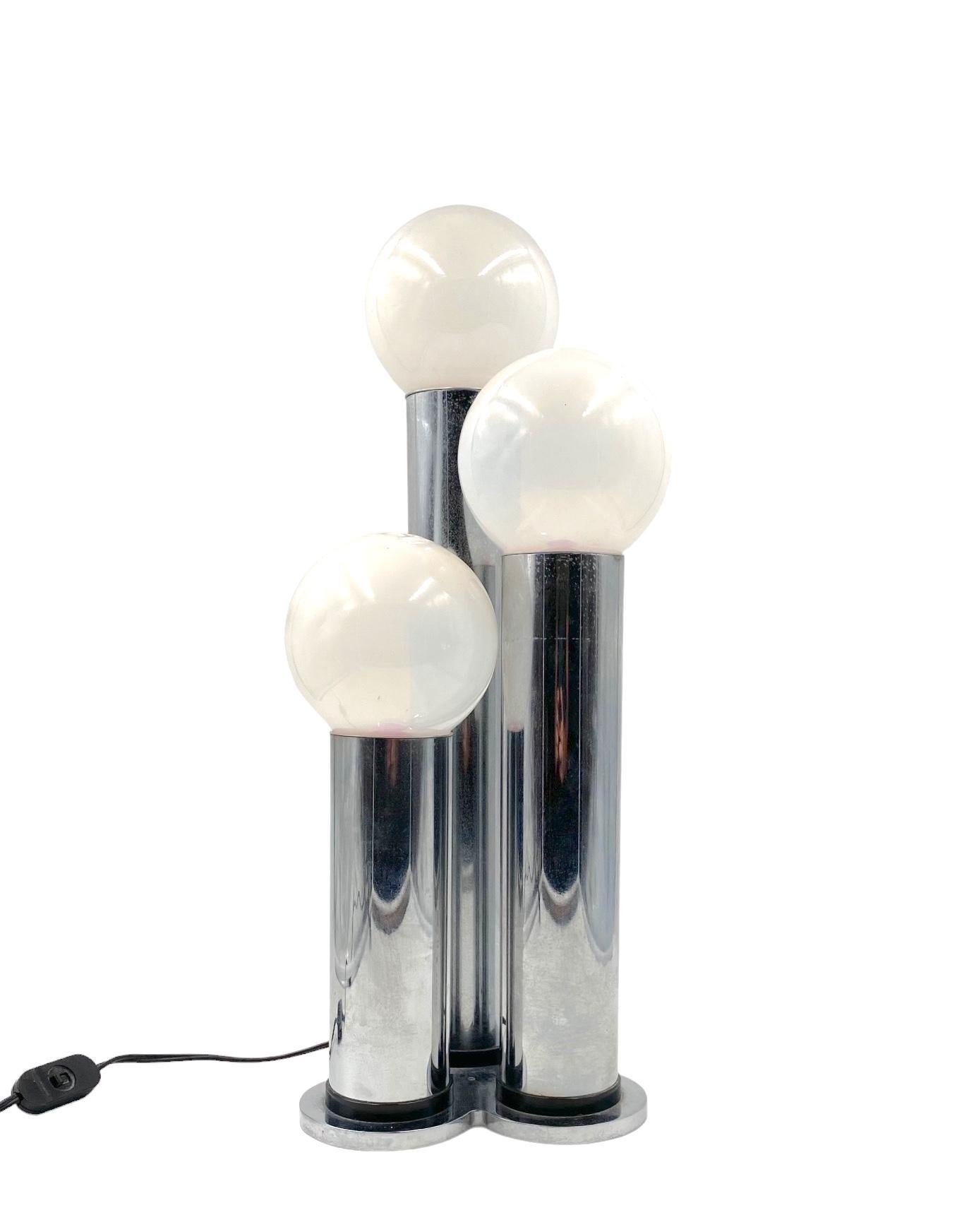 Métal Lampe de table à 3 lumières en métal et verre opalin, Lama, Italie, 1970 en vente