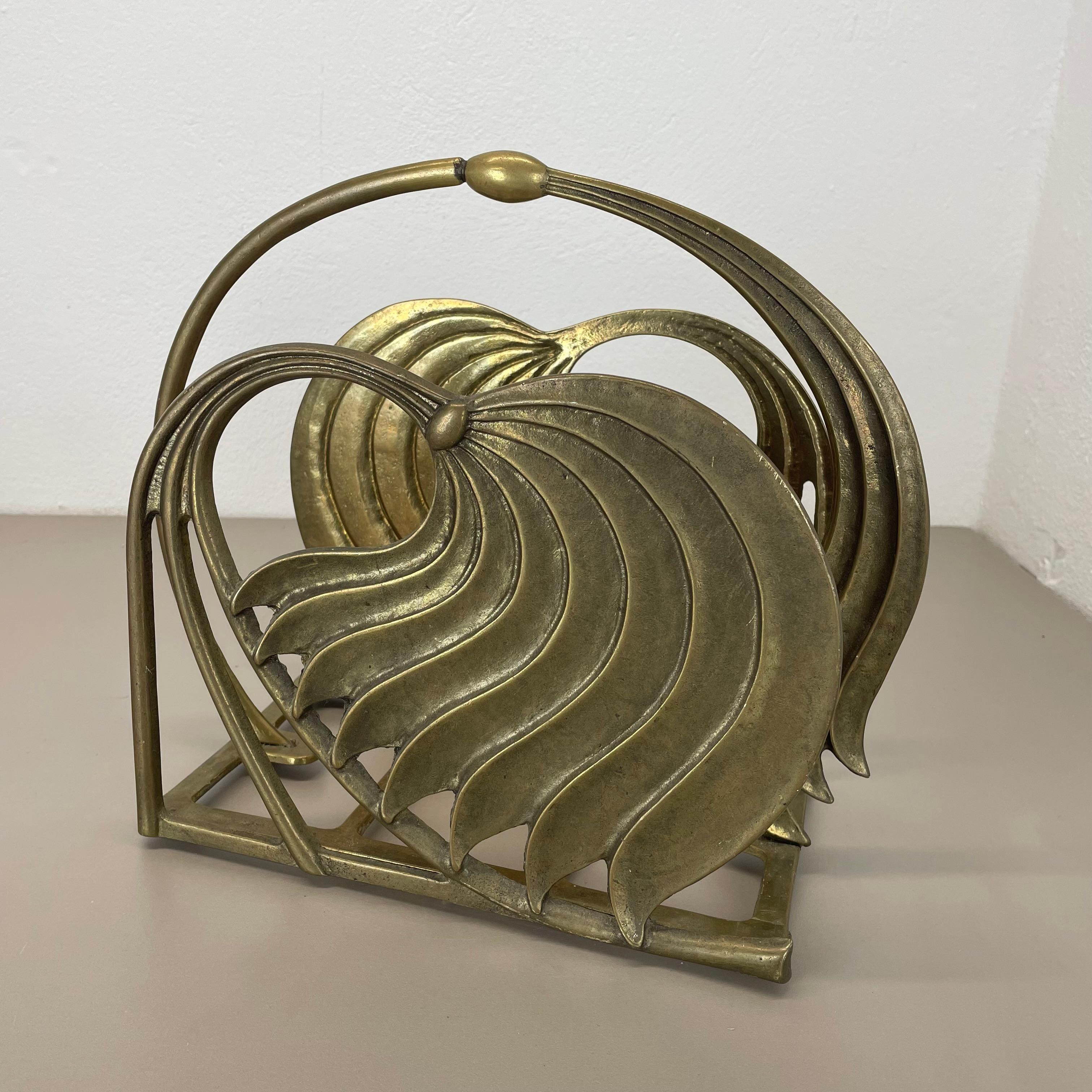 Hollywood Regency 4,8 kg Brutalistischer Ständer für Zeitschriftenhalter aus massivem Messing, Italien 1970er im Angebot 5