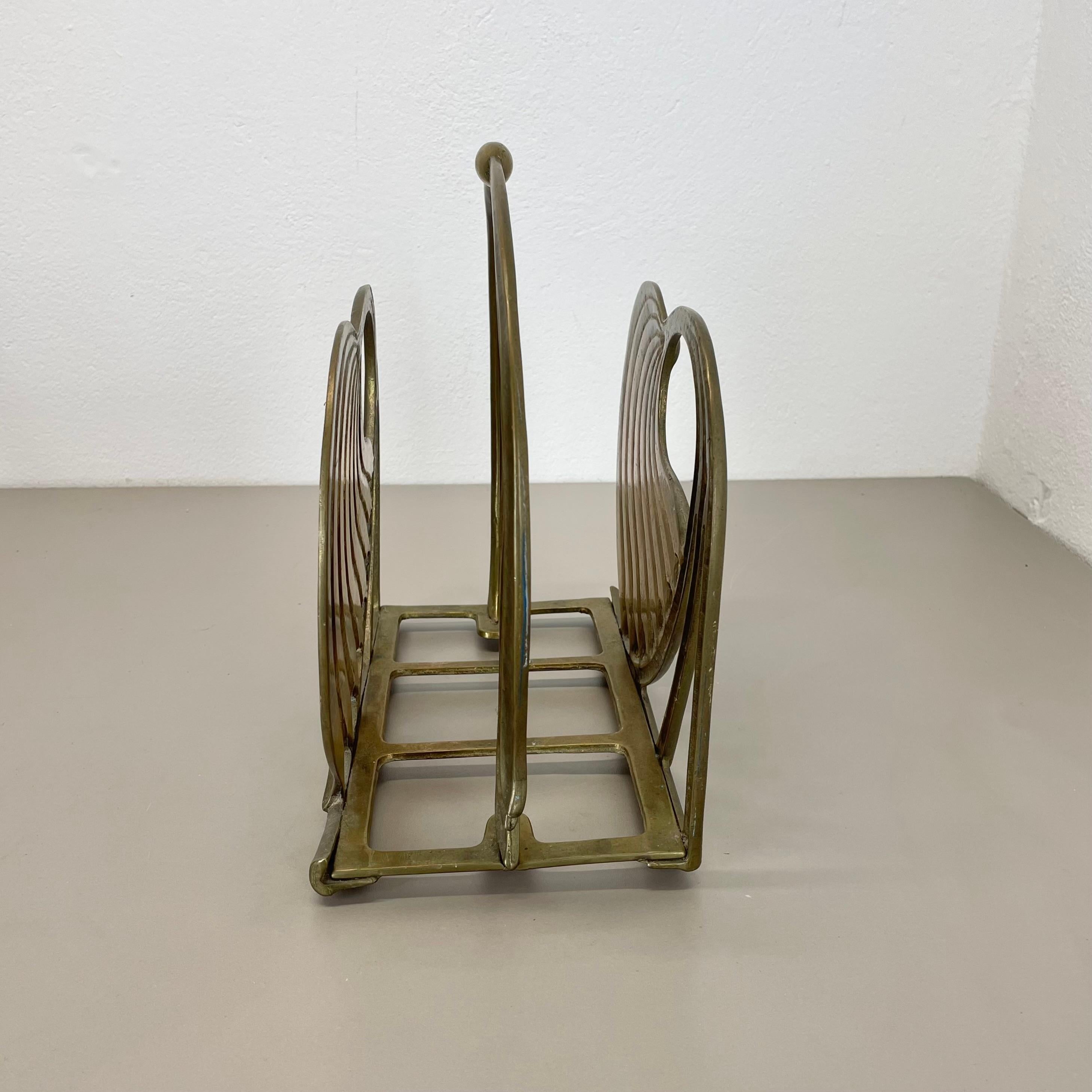 Hollywood Regency 4,8 kg Brutalistischer Ständer für Zeitschriftenhalter aus massivem Messing, Italien 1970er im Angebot 6