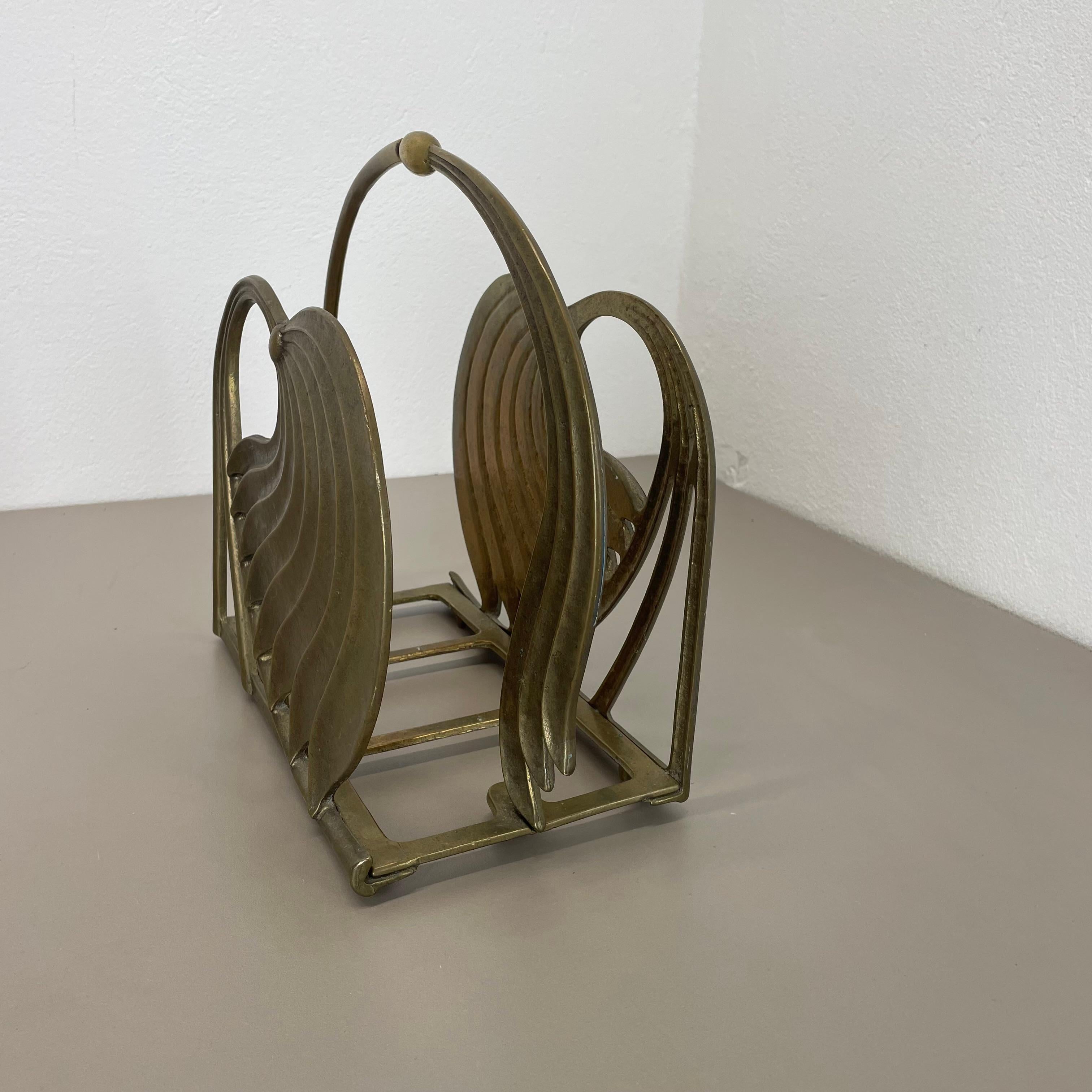 Hollywood Regency 4,8 kg Brutalistischer Ständer für Zeitschriftenhalter aus massivem Messing, Italien 1970er im Angebot 7