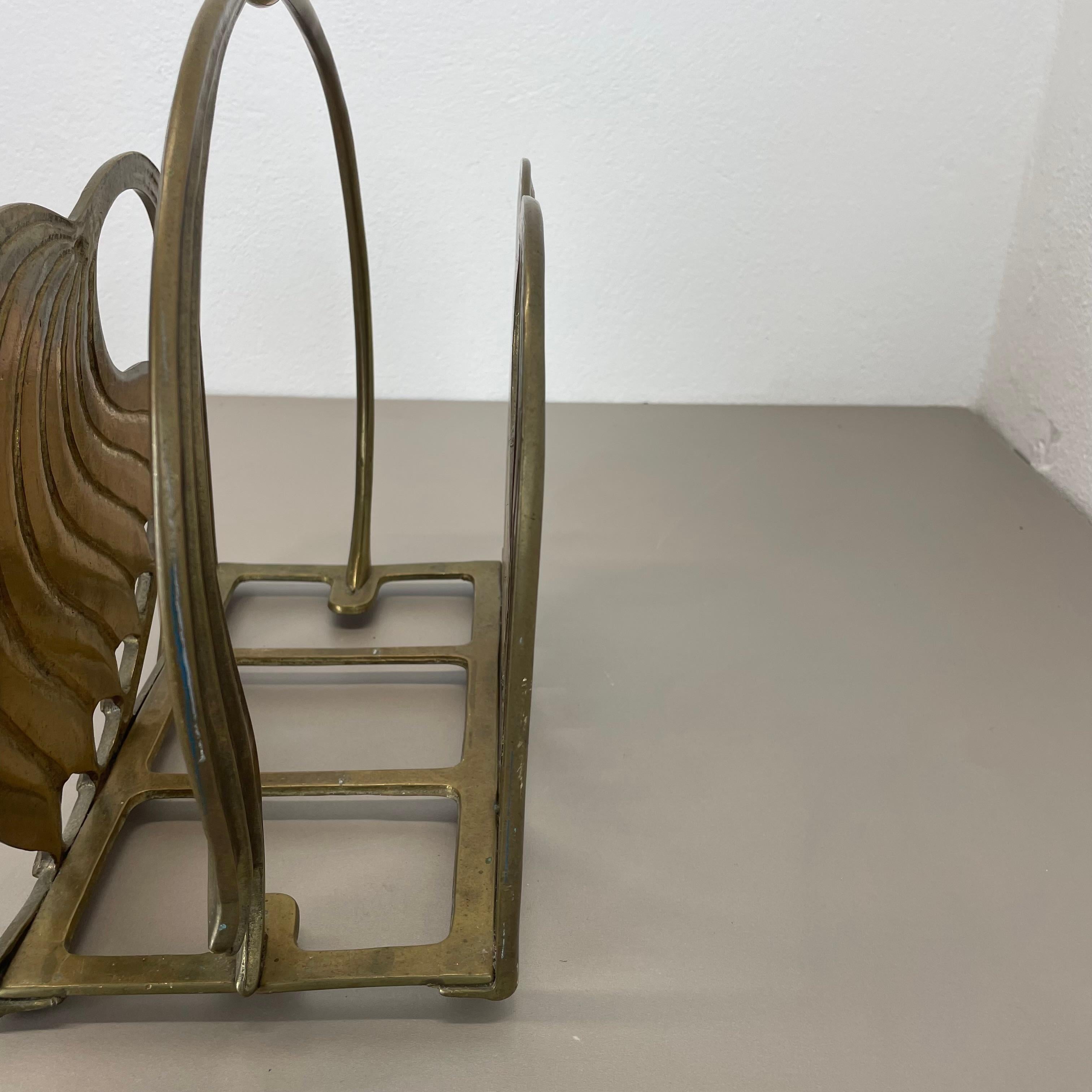 Hollywood Regency 4,8 kg Brutalistischer Ständer für Zeitschriftenhalter aus massivem Messing, Italien 1970er im Angebot 8