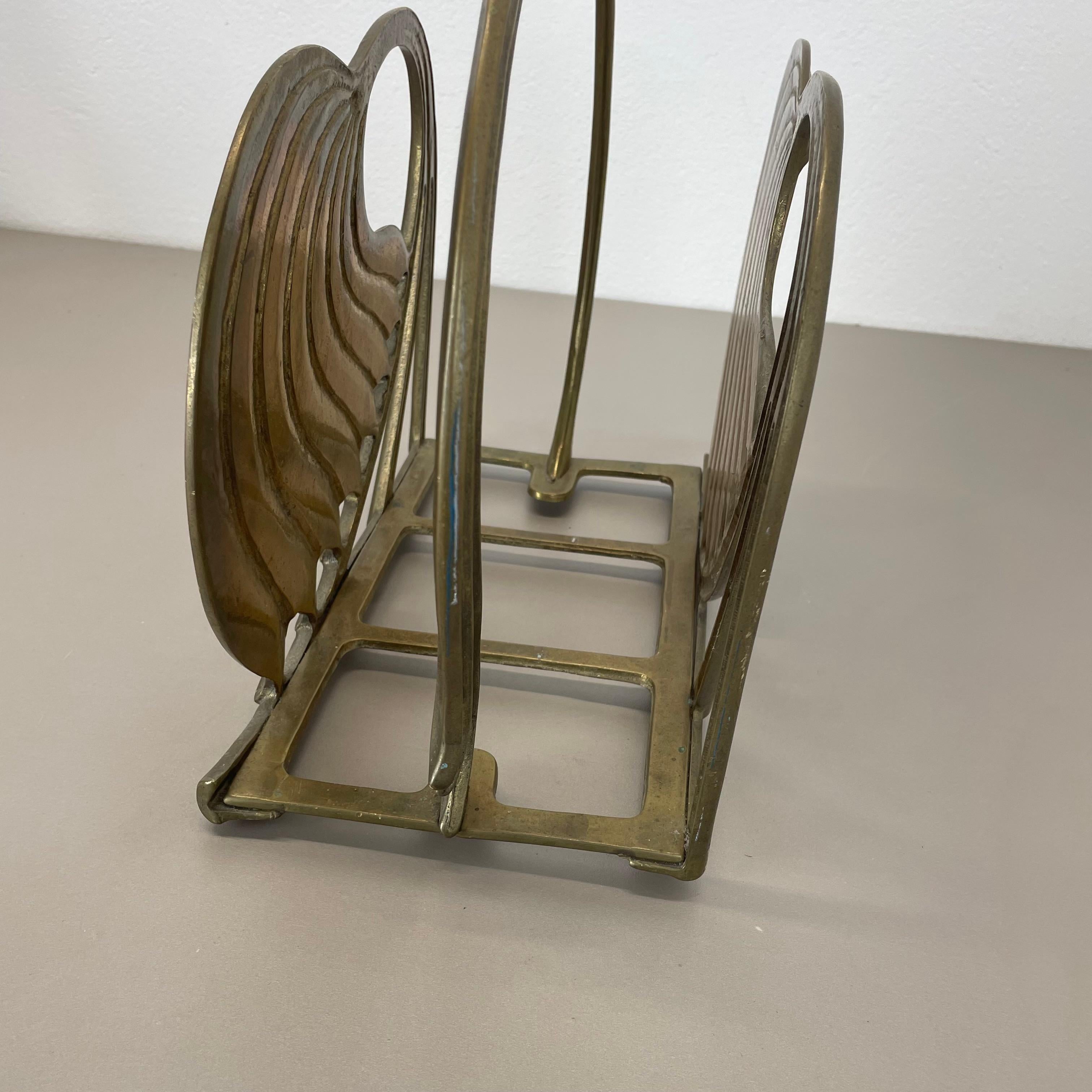 Hollywood Regency 4,8 kg Brutalistischer Ständer für Zeitschriftenhalter aus massivem Messing, Italien 1970er im Angebot 9