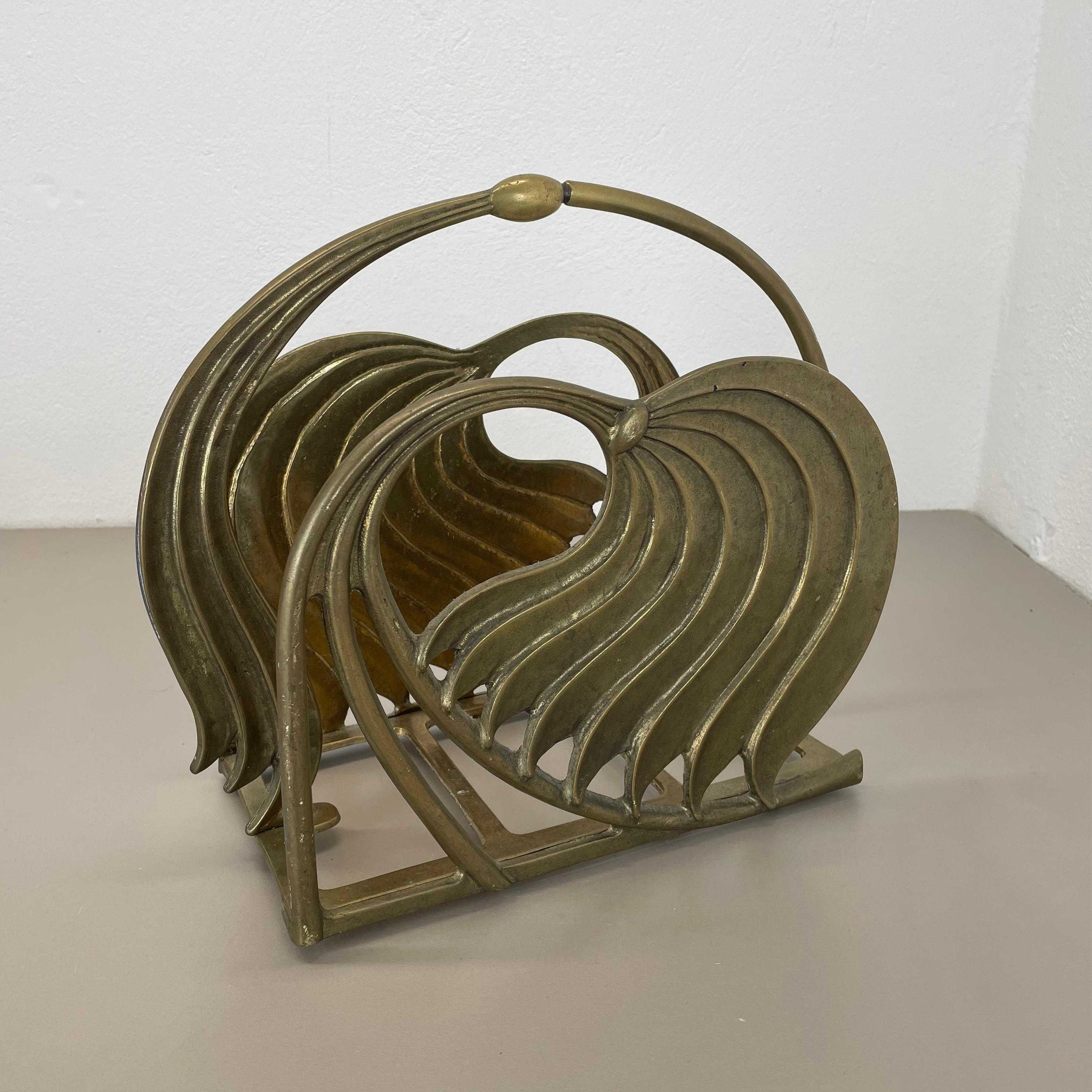 Hollywood Regency 4,8 kg Brutalistischer Ständer für Zeitschriftenhalter aus massivem Messing, Italien 1970er im Angebot 10