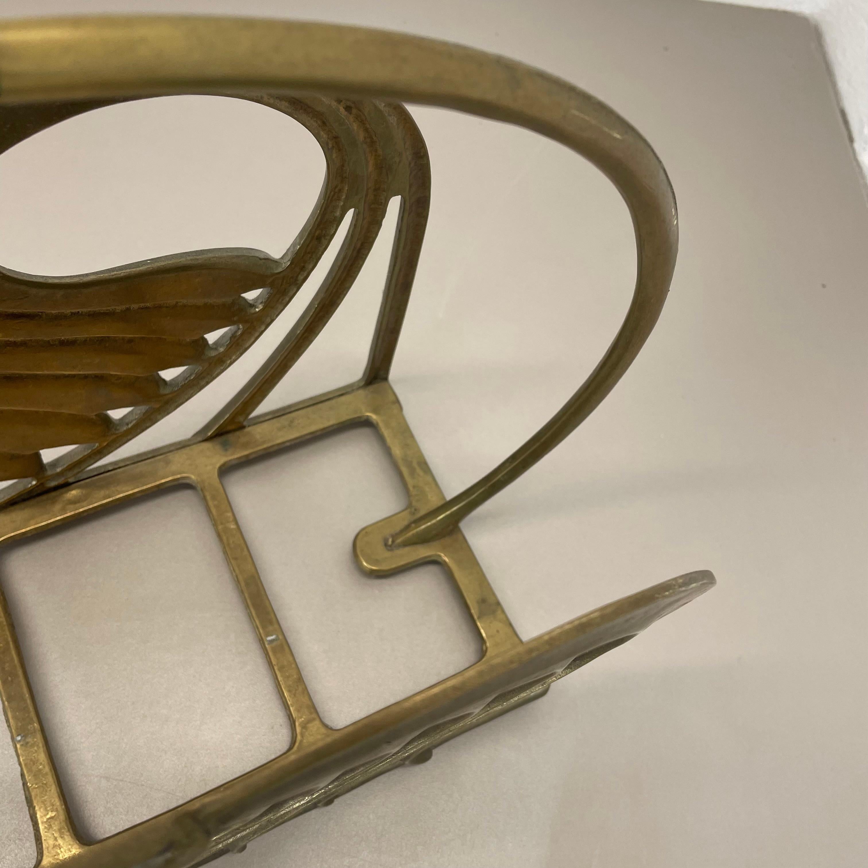 Hollywood Regency 4,8 kg Brutalistischer Ständer für Zeitschriftenhalter aus massivem Messing, Italien 1970er im Angebot 13