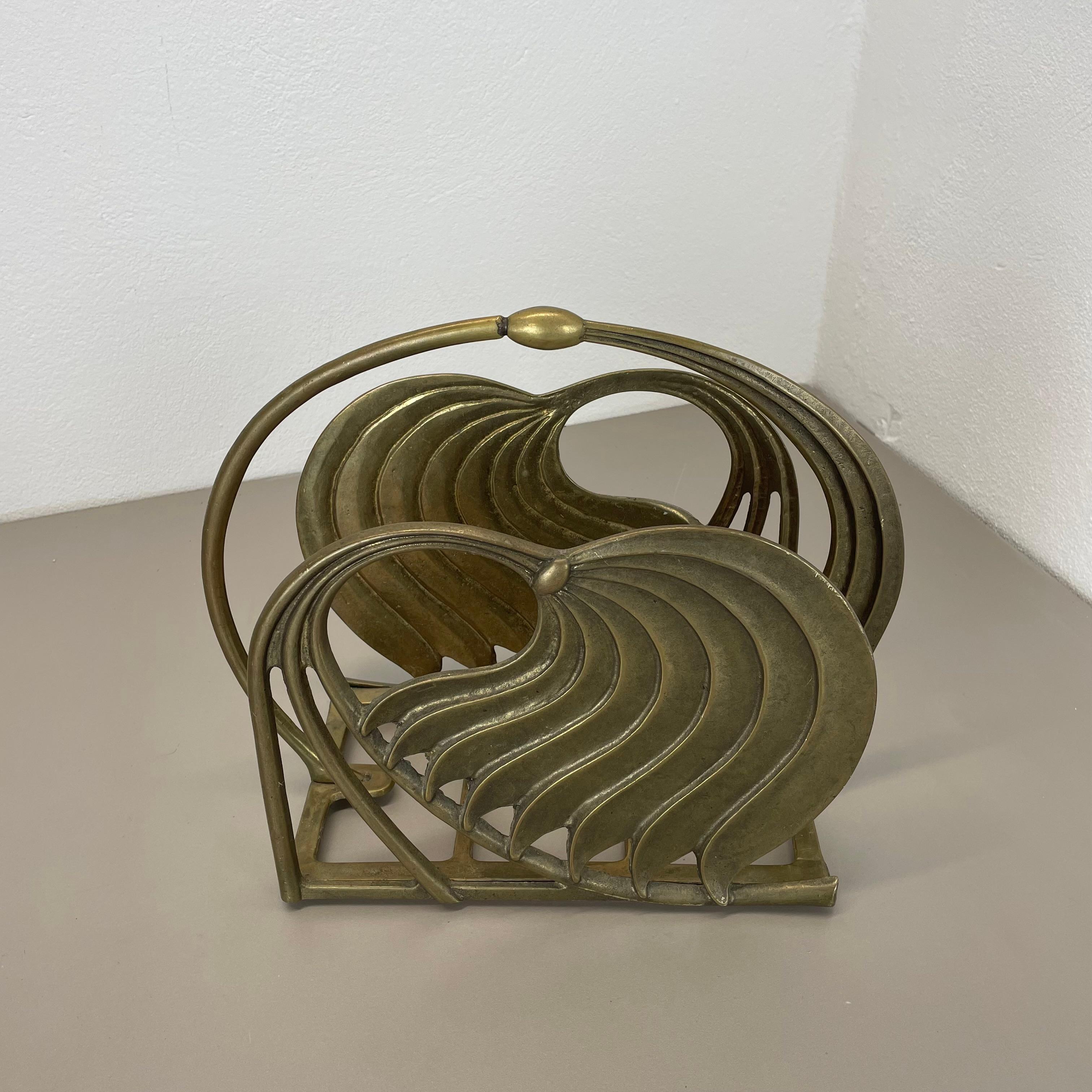 Hollywood Regency 4,8 kg Brutalistischer Ständer für Zeitschriftenhalter aus massivem Messing, Italien 1970er im Zustand „Gut“ im Angebot in Kirchlengern, DE