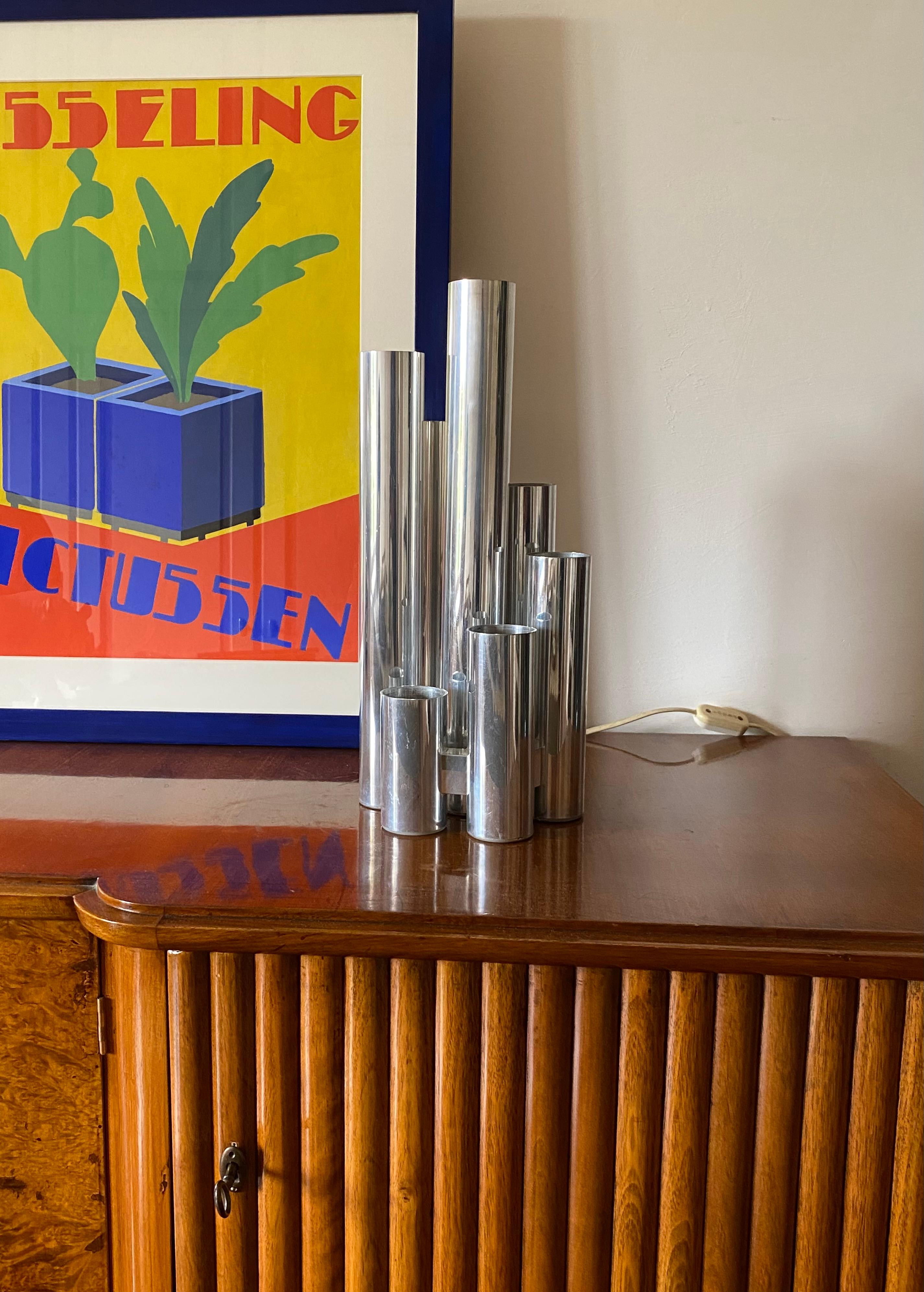 Lampe de table en métal à 6 lumières Hollywood regency 

Sciolari, Italie Années 1970

Métal chromé

H 42 x 22 cm diam.

État : excellent, conforme à l'âge et à l'utilisation. 