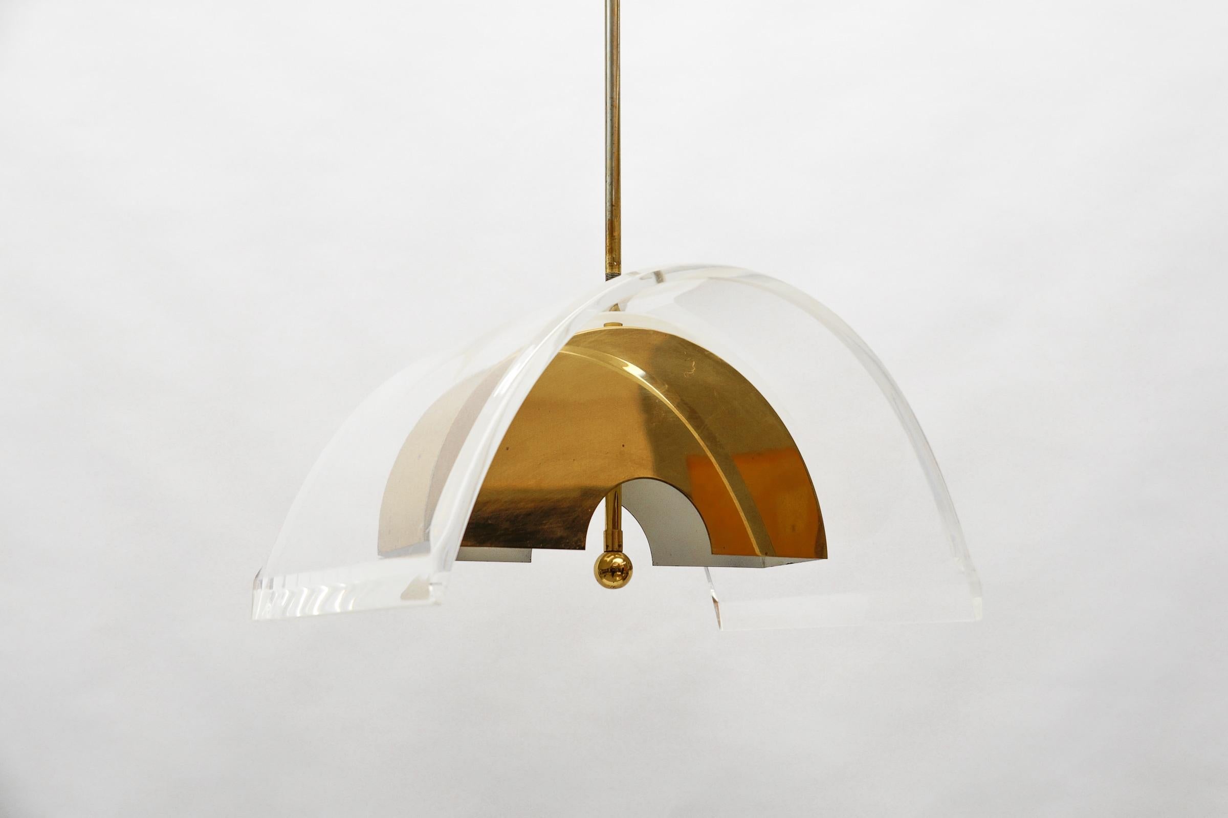 Lampada da soffitto in acrilico Hollywood Regency, Italia, anni '70

Alcuni piccoli segni d'uso. Le immagini fanno parte della descrizione.

Se hai altre domande, sarò felice di aiutarti.

2x prese E27.

Funziona da 110V a 230V in tutti i