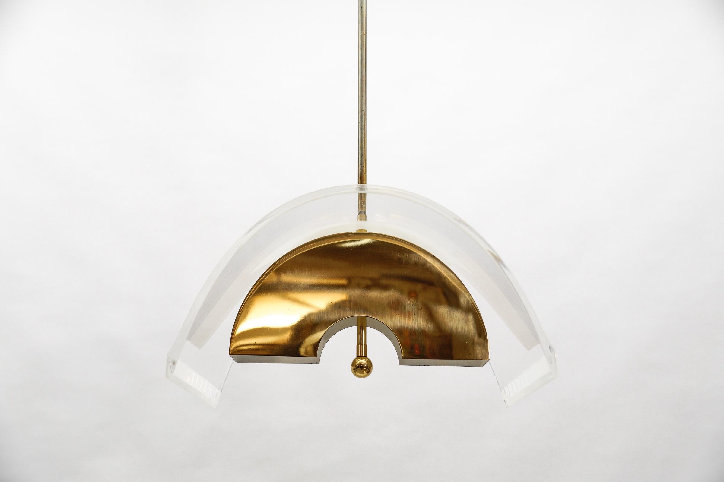 Dorato Lampada da soffitto in acrilico Hollywood Regency, Italia, anni '70 in vendita