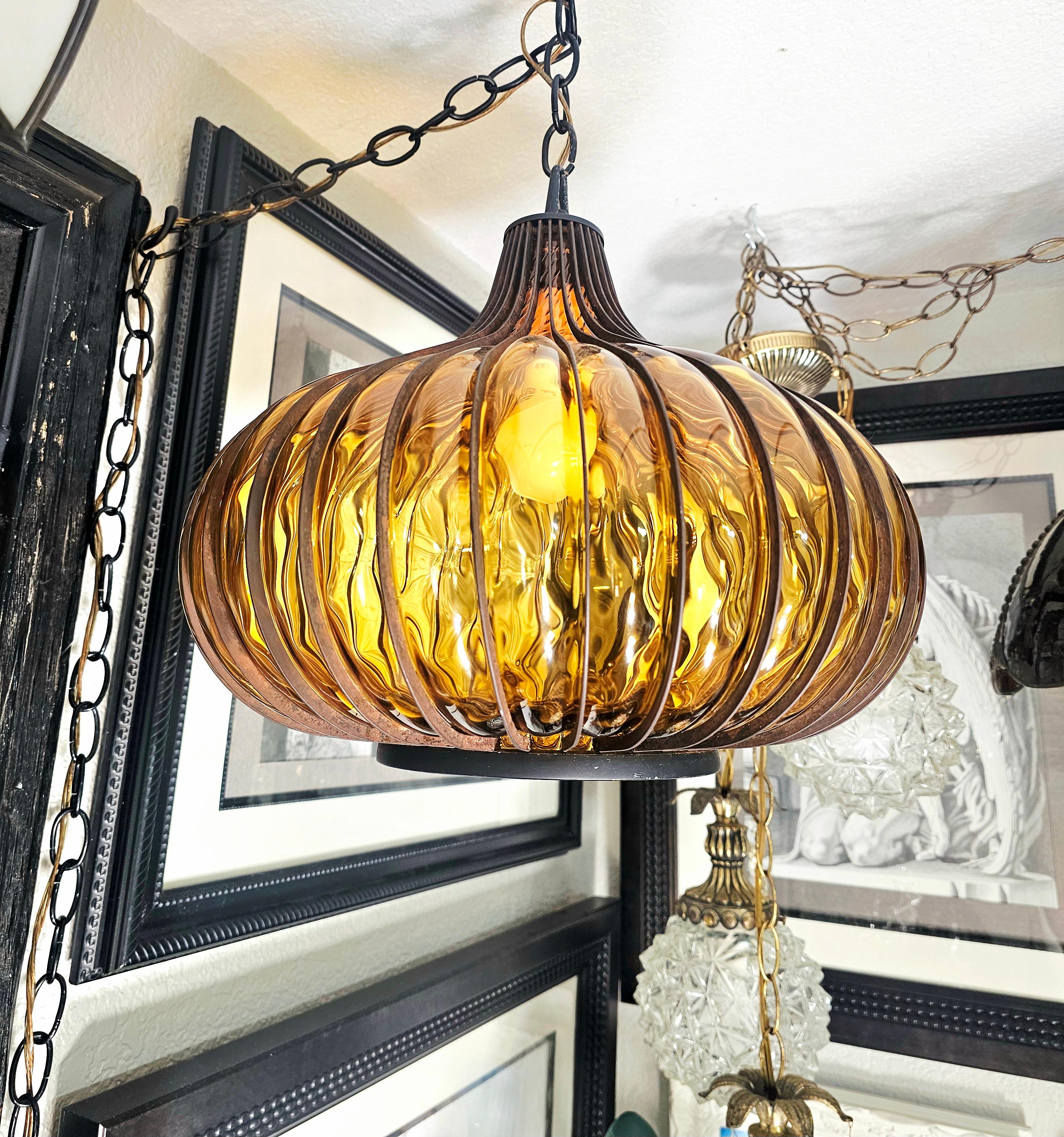 Lámpara colgante de cristal ámbar enjaulado Hollywood Regency Onion Swag en venta 4
