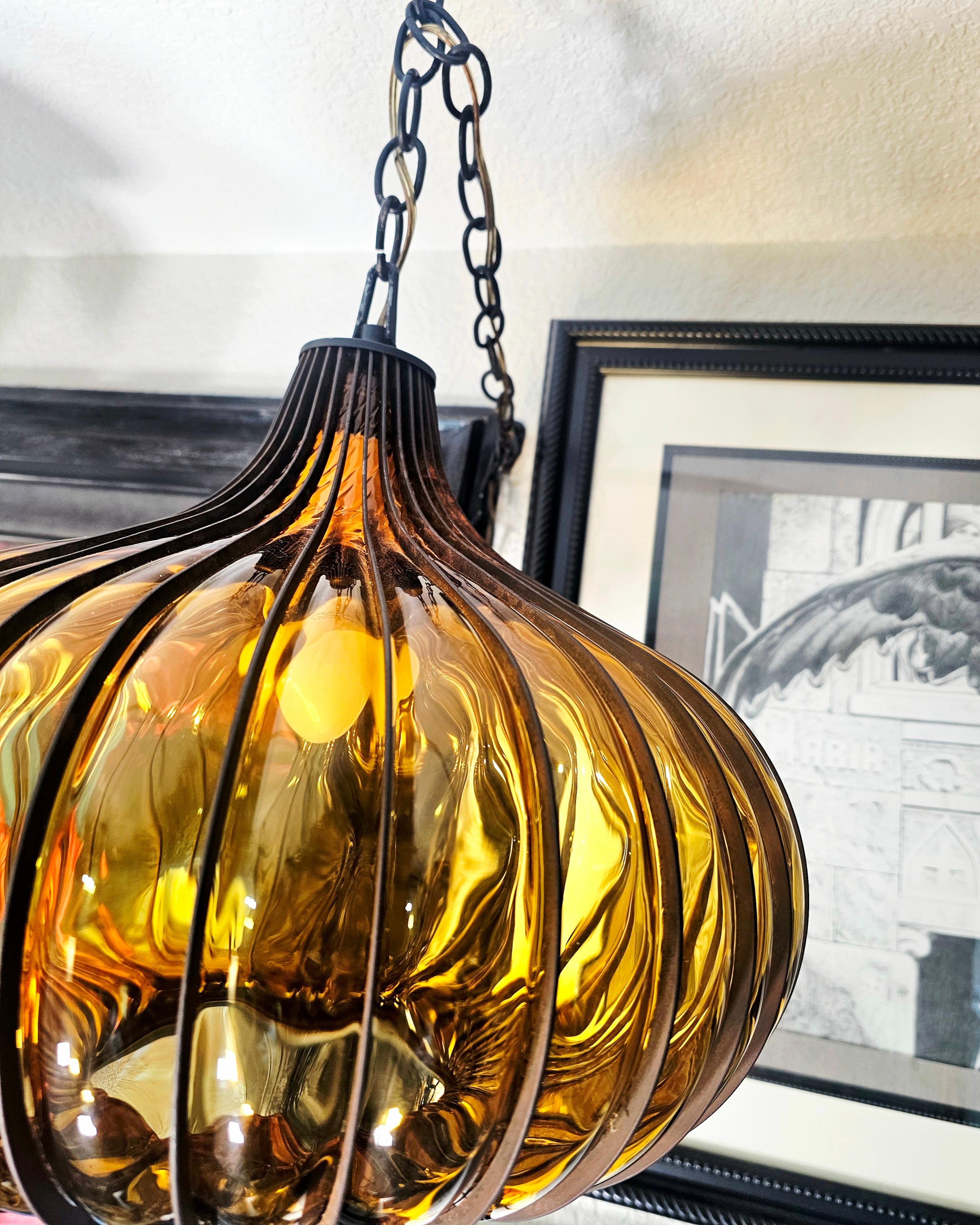 Lámpara colgante de cristal ámbar enjaulado Hollywood Regency Onion Swag en venta 7