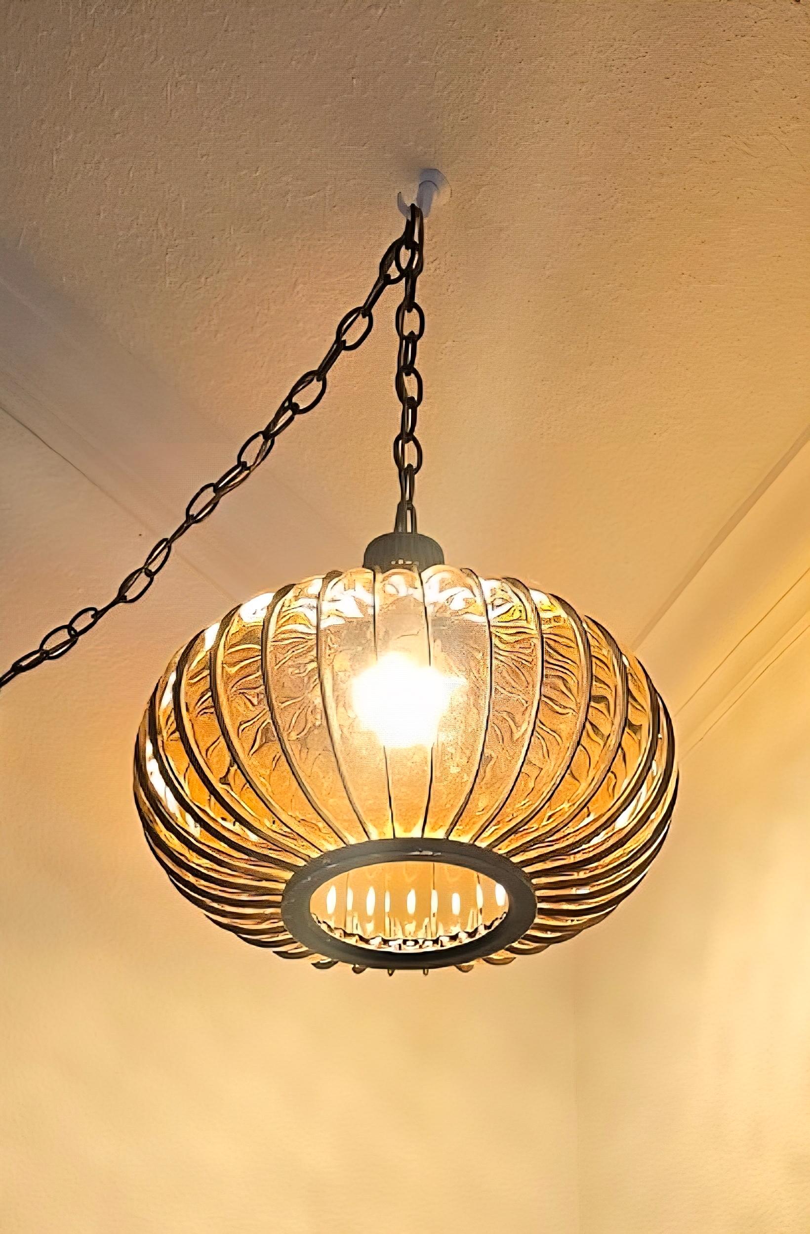Lámpara colgante de cristal ámbar enjaulado Hollywood Regency Onion Swag en venta 1