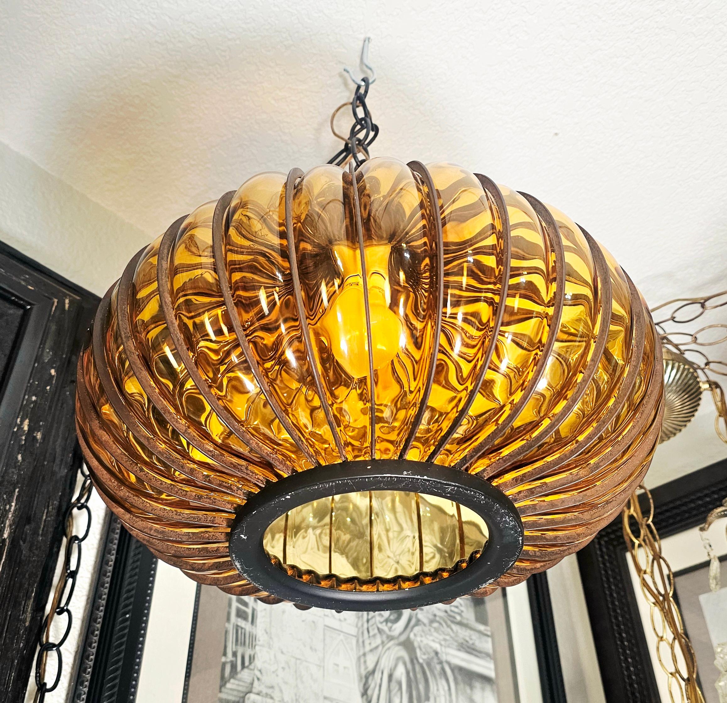 Lámpara colgante de cristal ámbar enjaulado Hollywood Regency Onion Swag en venta 2