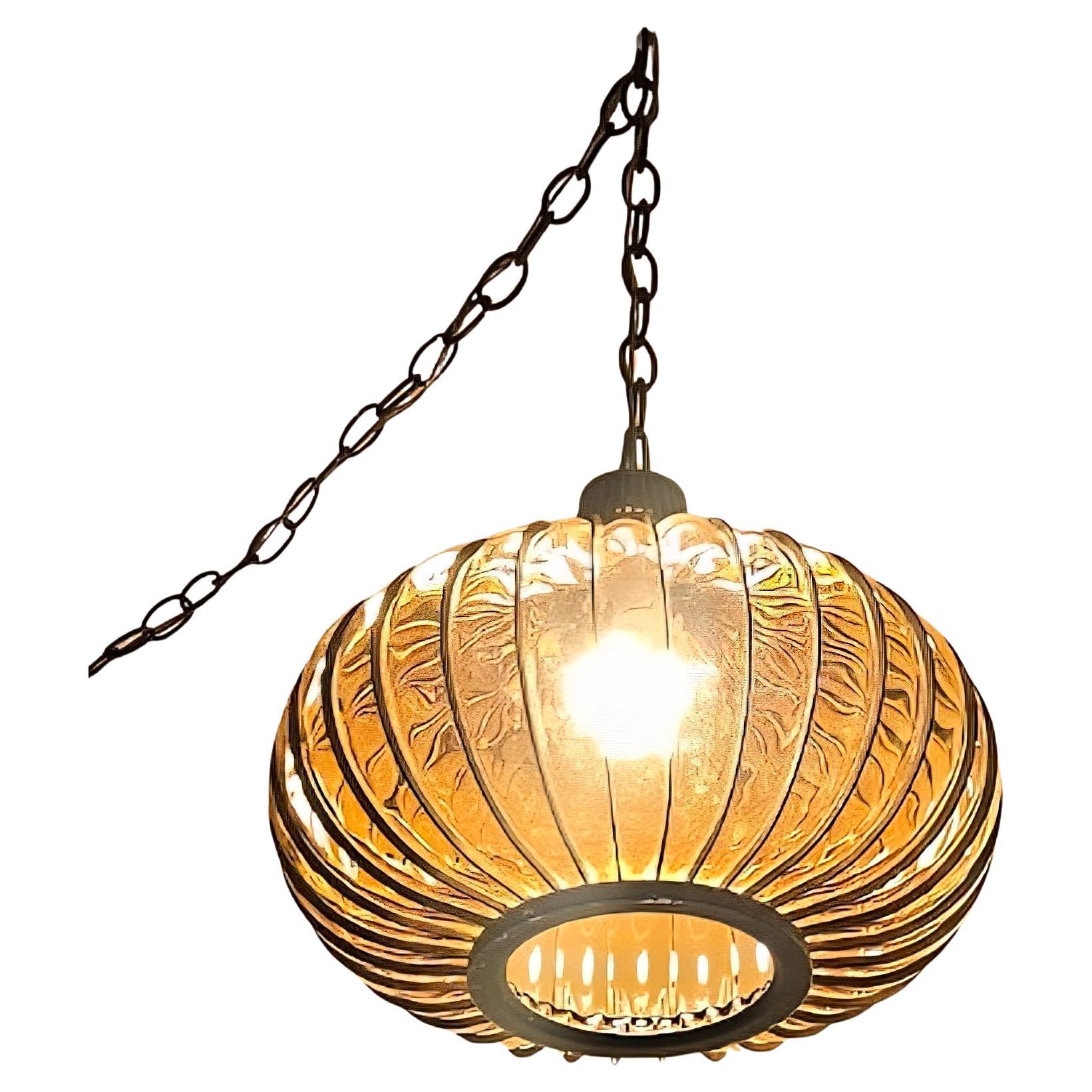 Lámpara colgante de cristal ámbar enjaulado Hollywood Regency Onion Swag en venta